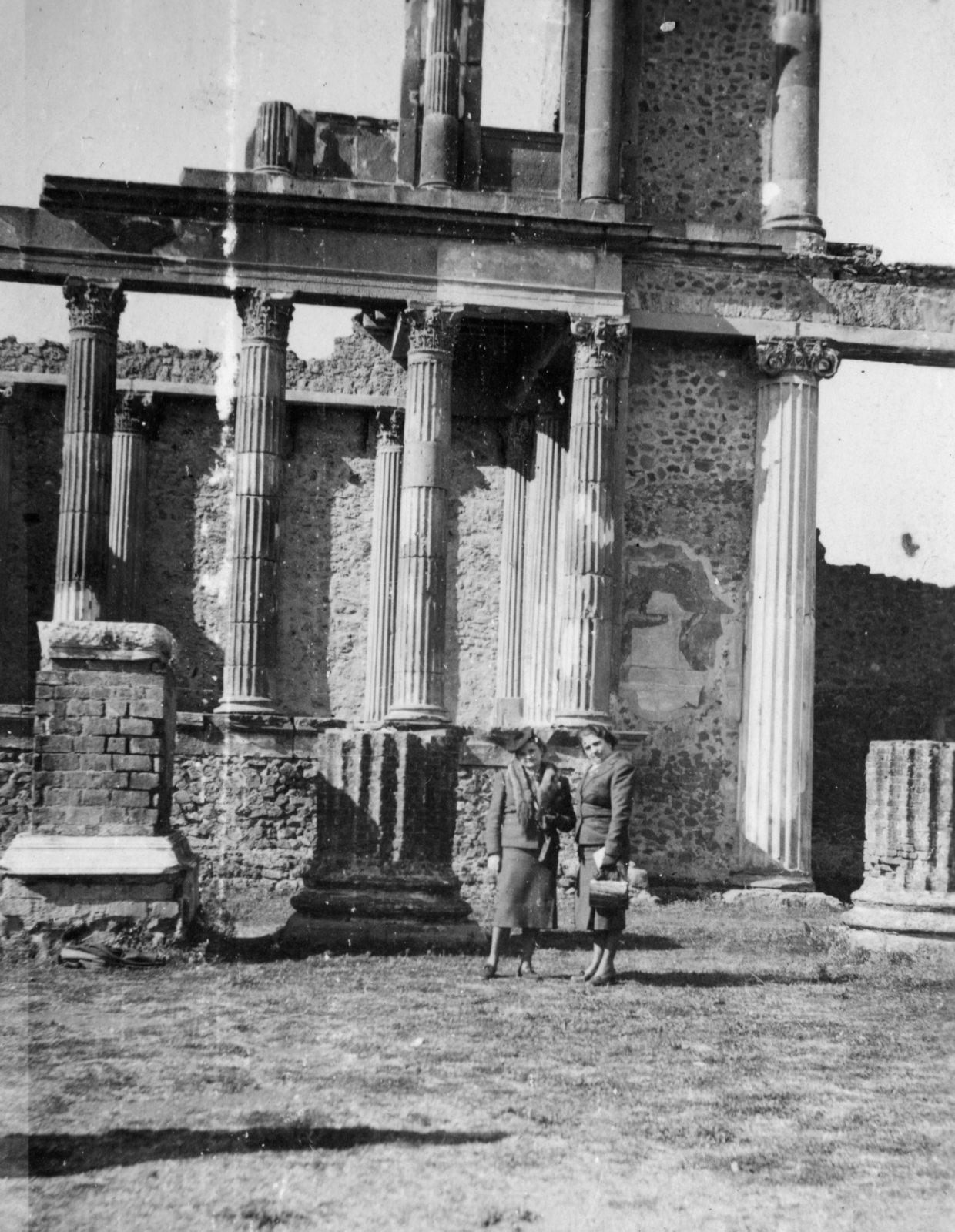 Italy, Pompei, a Bazilika romjai., 1939, PRL, women, ruins, double portrait, ancient culture, Fortepan #76196