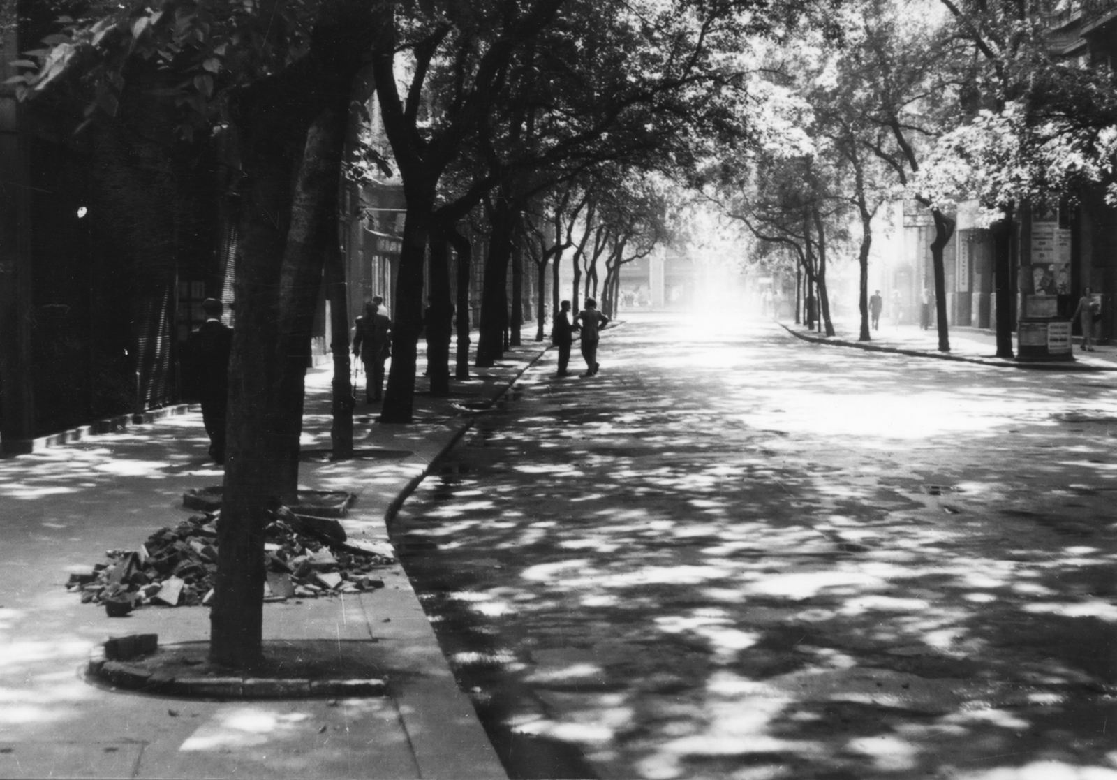 Magyarország, Budapest V., Semmelweis utca a Kossuth Lajos utca felé nézve., 1955, PRL, napsütés, utcakép, életkép, hirdetőoszlop, fasor, telefonfülke, árnyék, Budapest, Fortepan #76203