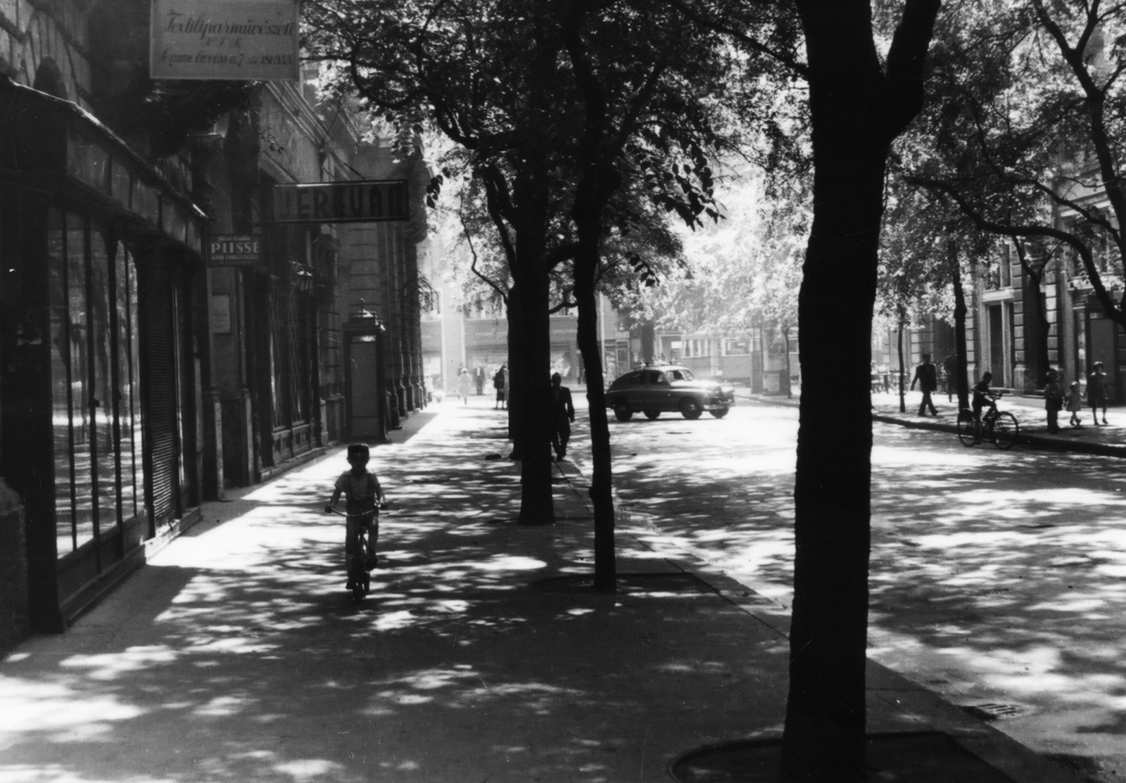 Hungary, Budapest V., Semmelweis utca a Kossuth Lajos utca felé nézve., 1955, PRL, bicycle, sunshine, sign-board, street view, genre painting, taxicab, tram, ad pillar, phone booth, shadow, taxicab stand, Budapest, Fortepan #76204