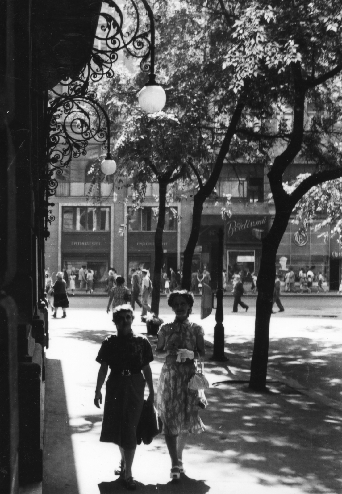 Hungary, Budapest V., Semmelweis utca a Kossuth Lajos utca felé nézve., 1955, PRL, sunshine, sign-board, street view, genre painting, trash can, Budapest, Fortepan #76208