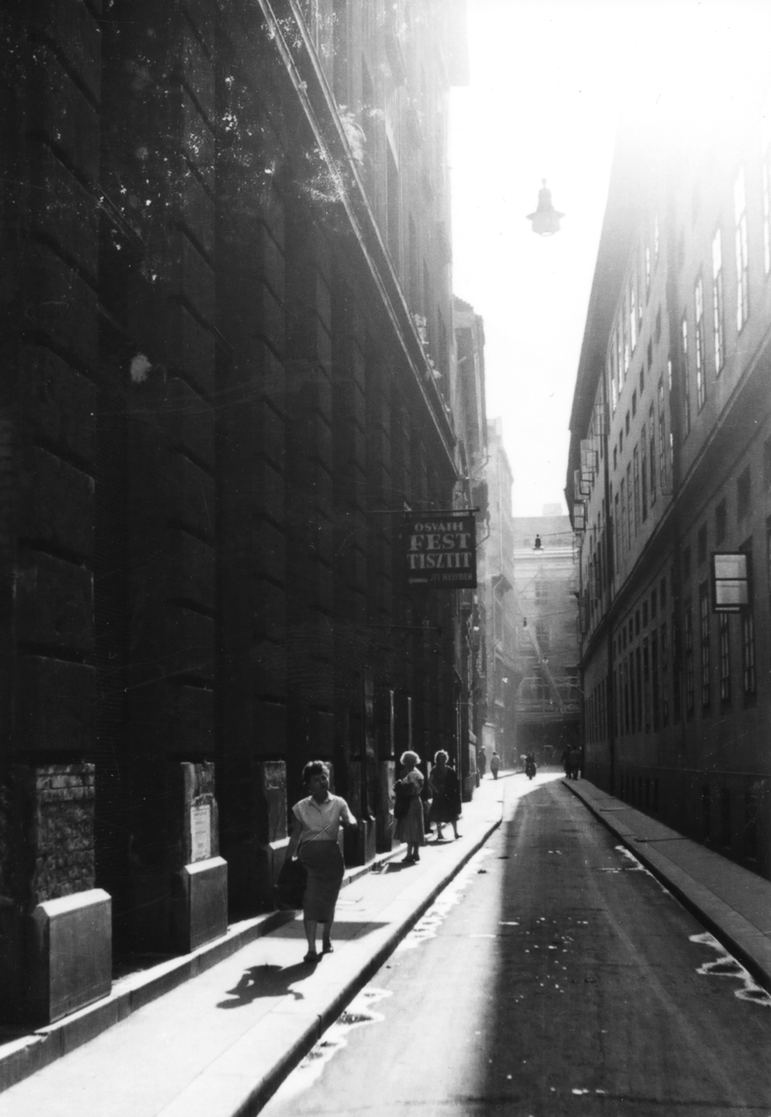 Magyarország, Budapest V., Vármegye utca a Semmelweis utca felől nézve., 1955, PRL, napsütés, cégtábla, utcakép, életkép, Budapest, Fortepan #76209