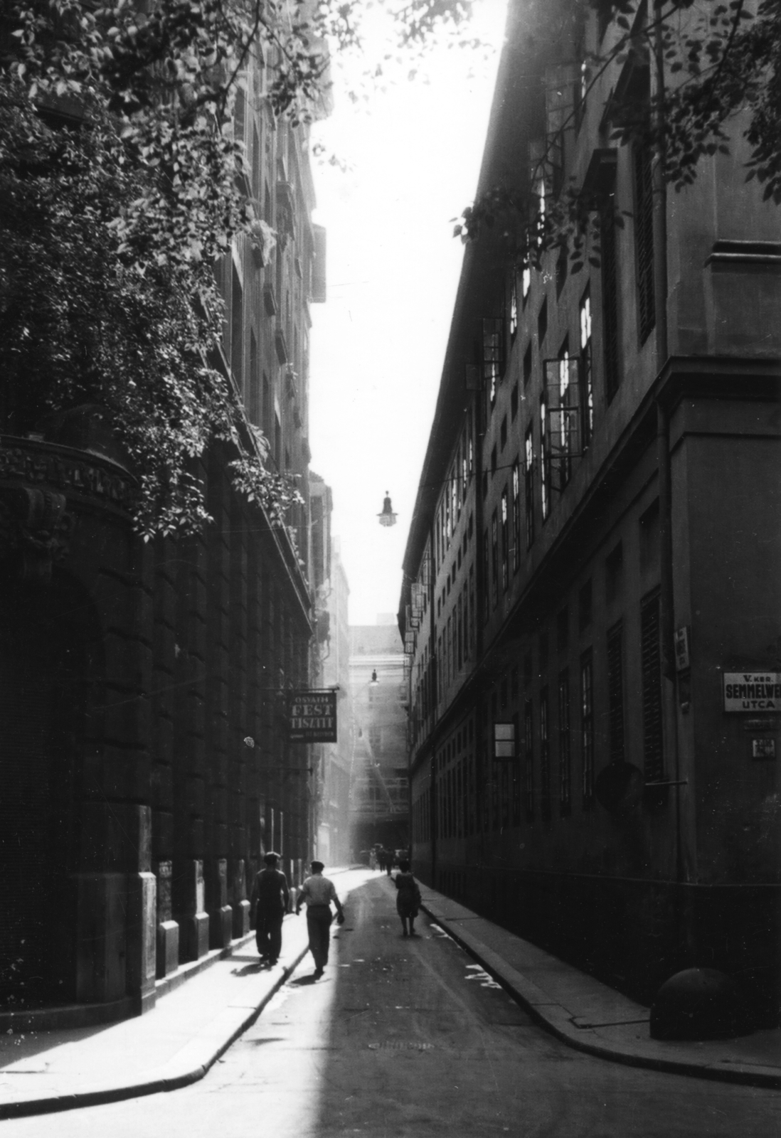 Magyarország, Budapest V., Vármegye utca a Semmelweis utca felől nézve., 1955, PRL, napsütés, cégtábla, utcakép, utcanévtábla, Budapest, Fortepan #76210