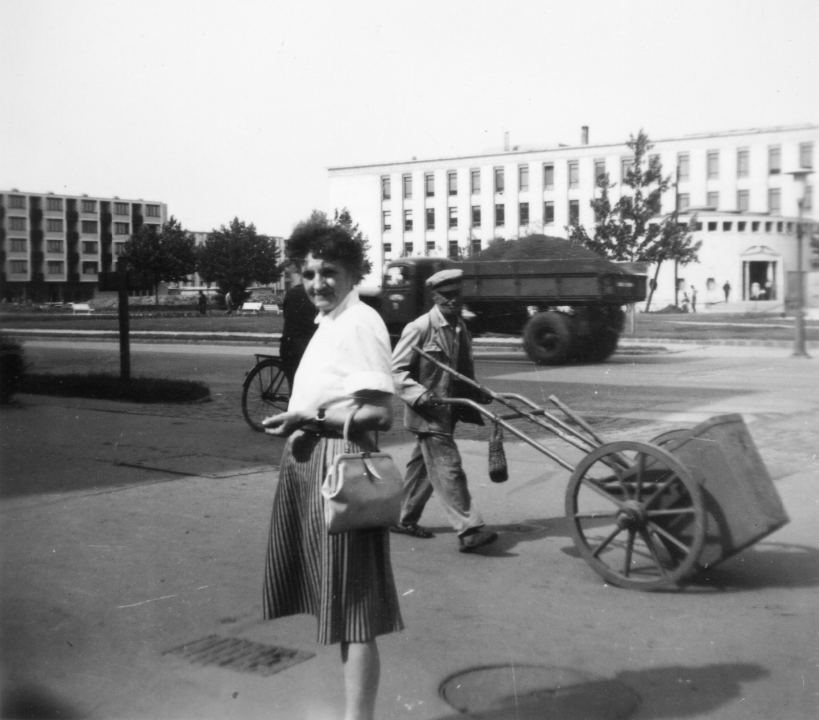 Hungary, Dunaújváros, Vasmű út, Szent Pantaleon (Városi) Kórház rendelőintézete., 1963, PRL, medical institution, wheelbarrow, handbarrow, sweeper, bicycle, Fortepan #76228