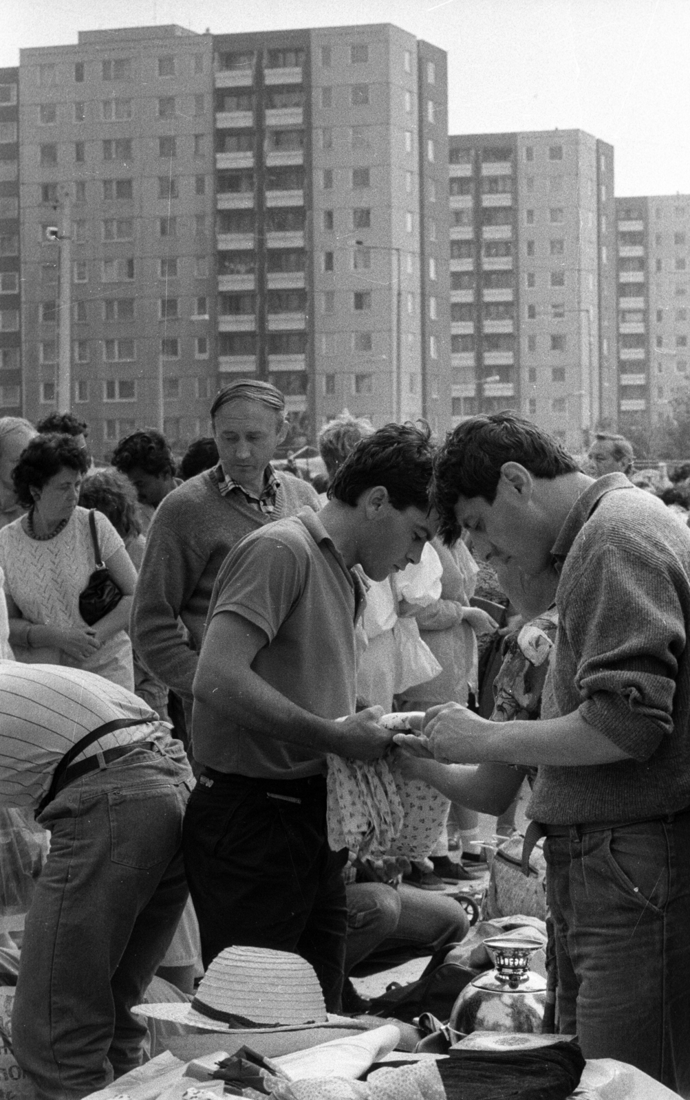 Hungary, Budapest XI., Etele tér az Etele (Szakasits Árpád) út felé nézve, "KGST-piac"., 1990, Erdei Katalin, hat, market, concrete block of flats, tea-urn, Budapest, hat on a table, Polish market, Fortepan #76245