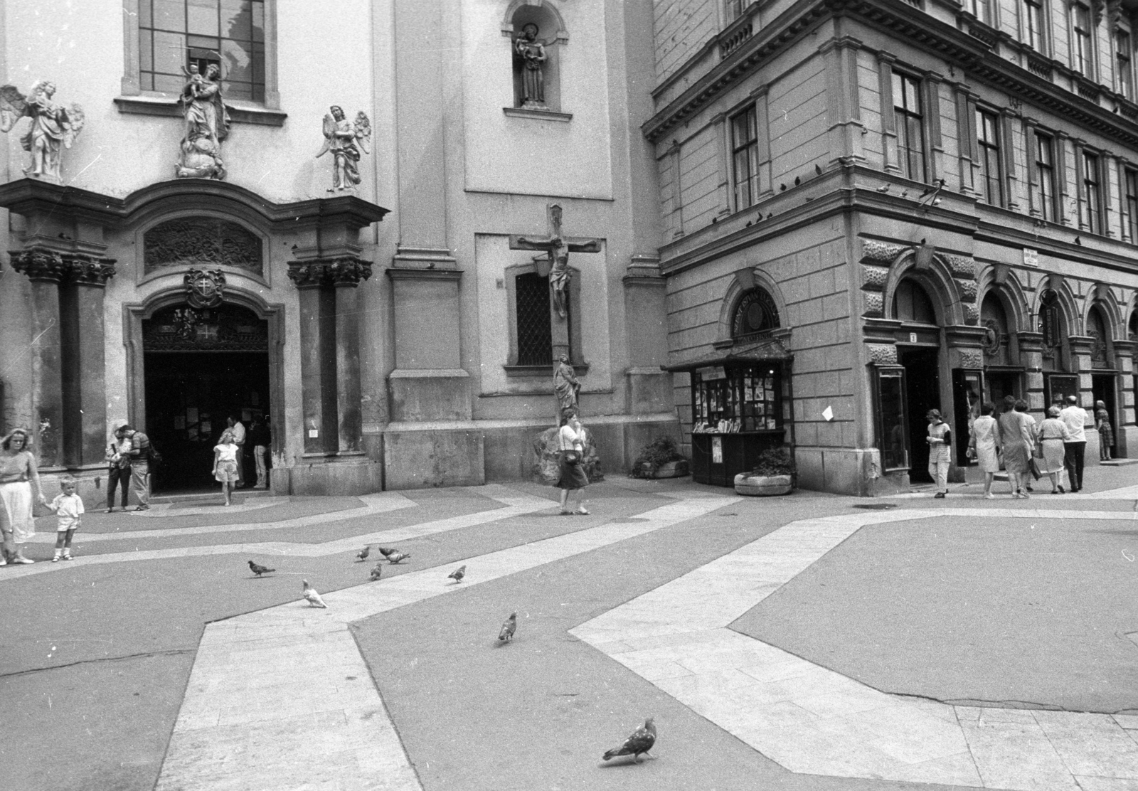 Hungary, Budapest V., Ferenciek tere (Felszabadulás tér), balra a Belvárosi Ferences templom., 1990, Erdei Katalin, church, Baroque-style, newsstand, Catholic Church, dove, crucifix, angel, Budapest, Franciscans, Fortepan #76251