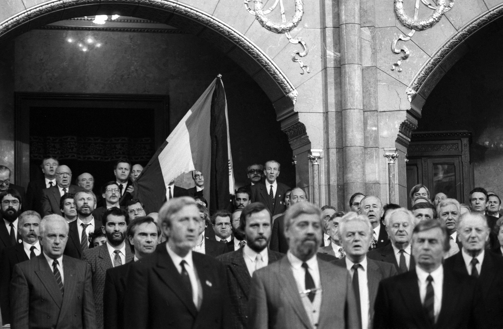 Hungary, Budapest V., Parlament, balról Dornbach Alajos, előrébb Jeszenszky Géza, Horváth Balázs, Bejczy Sándor, Antall József és Vörös Vince. Háttérben, a zászlótól jobbra a sötét szemüveggel, Pongrátz Gergely., 1990, Erdei Katalin, celebrity, flag, parliament, Budapest, Effects of the 1956 Revolution, flag with a hole, regime change, Fortepan #76256