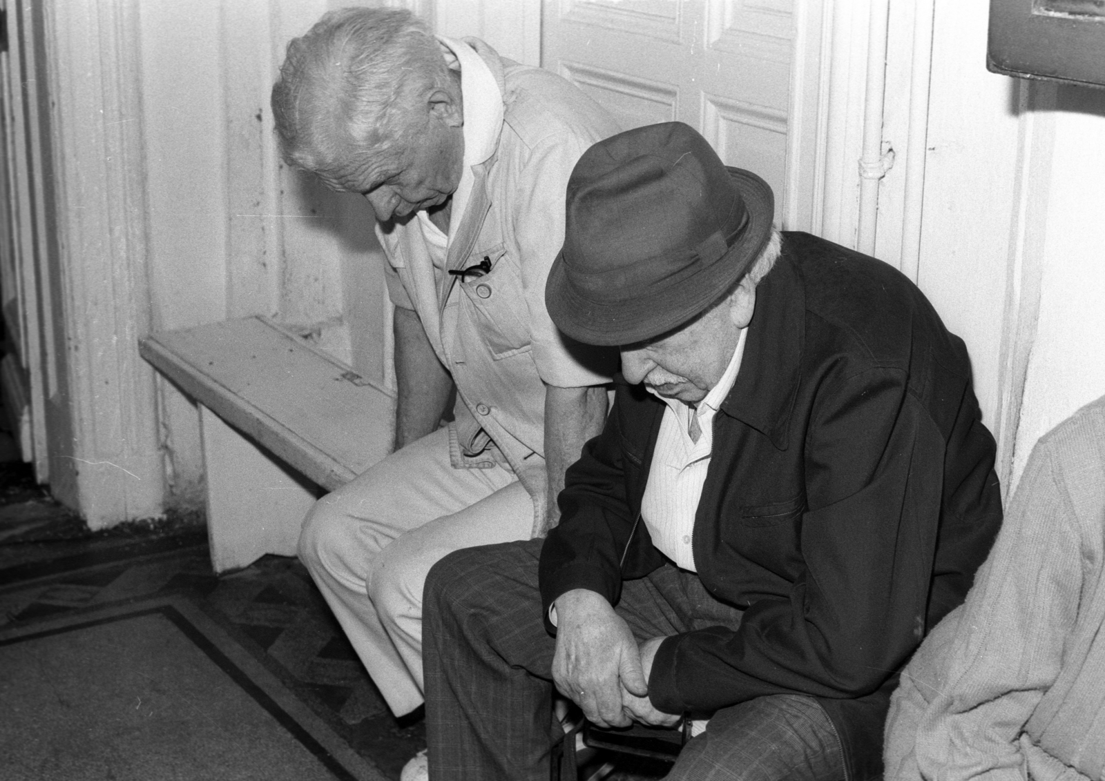 Magyarország, Budapest VII., Síp utca 12., a Budapesti Zsidó Hitközség székháza, Hermann Lipót klub, szociális ebédre várakozók., 1990, Erdei Katalin, idős ember, Budapest, Fortepan #76260