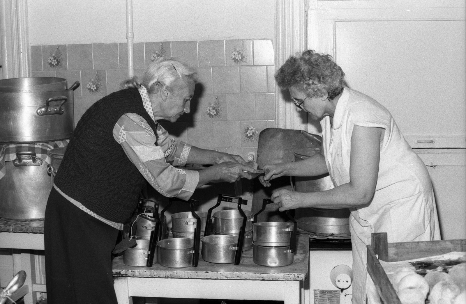 Magyarország, Budapest VII., Síp utca 12., a Budapesti Zsidó Hitközség székháza, Hermann Lipót klub, szociális ebédosztás., 1990, Erdei Katalin, konyha, idős ember, ételhordó, Budapest, Fortepan #76261