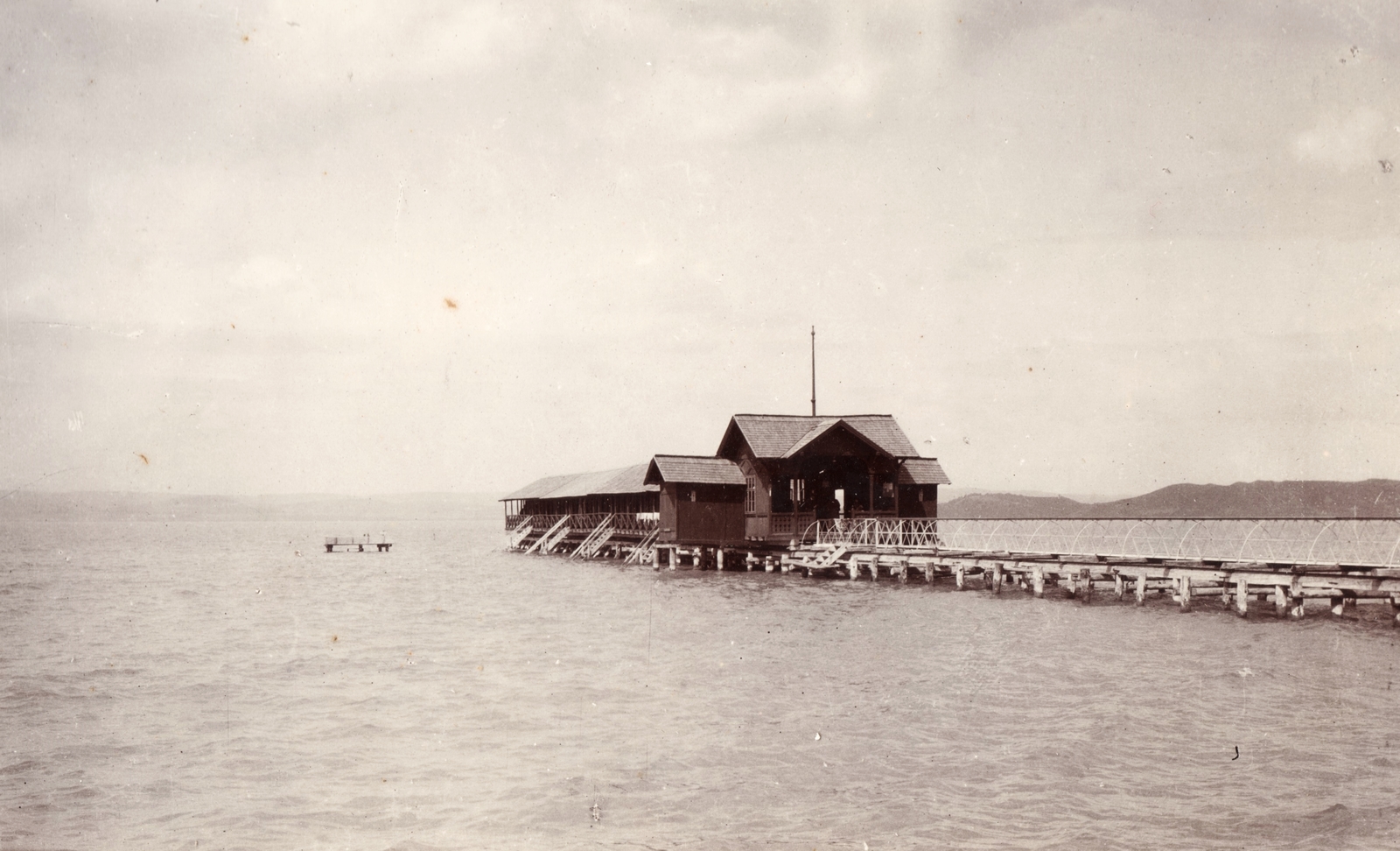 Hungary, Balatonföldvár, fürdőházak., 1907, Fortepan, beach, water surface, pier, shore, wooden cottage, tiring-room, Lake Balaton, Fortepan #76280