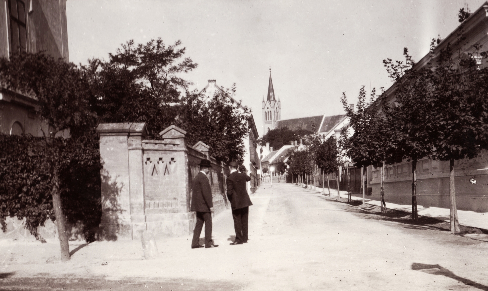 Magyarország,Balaton, Keszthely, Helikon (Liget) utca a Vörösmarty utca felől nézve, háttérben a Magyarok Nagyasszonya templom., 1903, Fortepan, férfiak, utcakép, Fortepan #76288