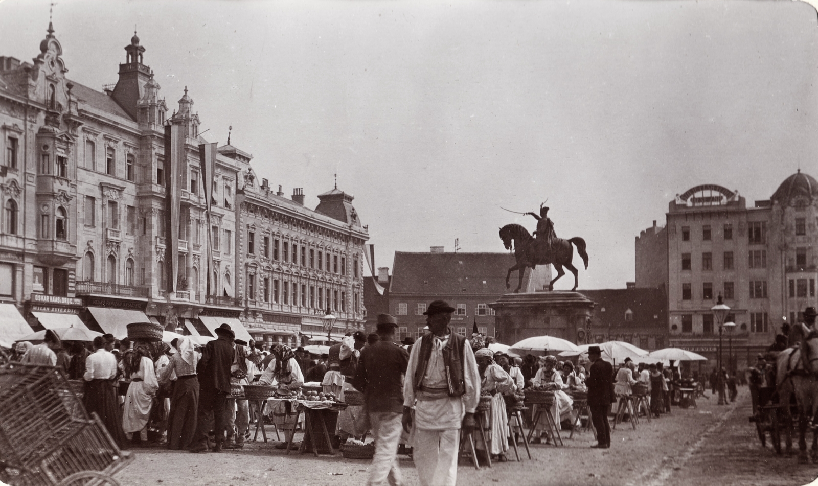 Horvátország, Zágráb, Jellasics bán tér (Trg bana Josipa Jelačića), Jellasics bán lovasszobra., 1903, Fortepan, zászló, piac, emlékmű, életkép, népviselet, sokaság, lovas szobor, Josip Jellasics-ábrázolás, Anton Dominik Fernkorn-terv, Fortepan #76291