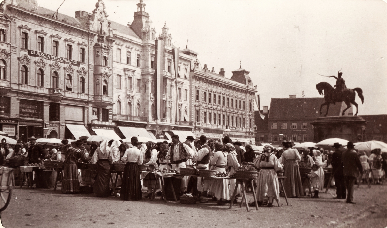 Horvátország, Zágráb, Jellasics bán tér (Trg bana Josipa Jelačića), Jellasics bán lovasszobra., 1903, Fortepan, zászló, piac, emlékmű, utcakép, életkép, népviselet, sokaság, lovas szobor, Josip Jellasics-ábrázolás, Anton Dominik Fernkorn-terv, Fortepan #76292