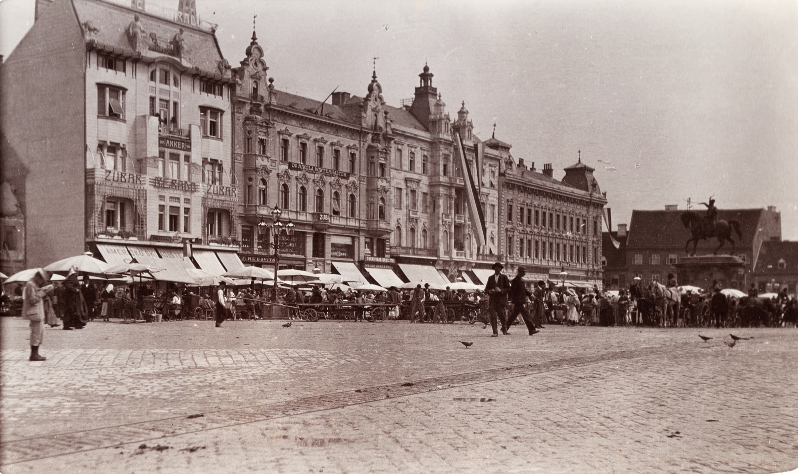 Croatia, Zagreb, Jellasics bán tér (Trg bana Josipa Jelačića), Jellasics bán lovasszobra., 1903, Fortepan, flag, market, monument, street view, genre painting, coach, lamp post, horse sculpture, Josip Jelačić-portrayal, Anton Dominik Fernkorn-design, Fortepan #76293