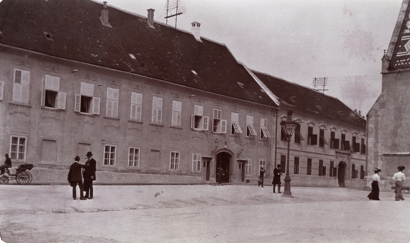 Horvátország, Zágráb, Szent Márk tér (Trg svetog Marka), Báni palota (Banski dvori)., 1903, Fortepan, hintó, utcakép, lámpaoszlop, zsalugáter, Fortepan #76300