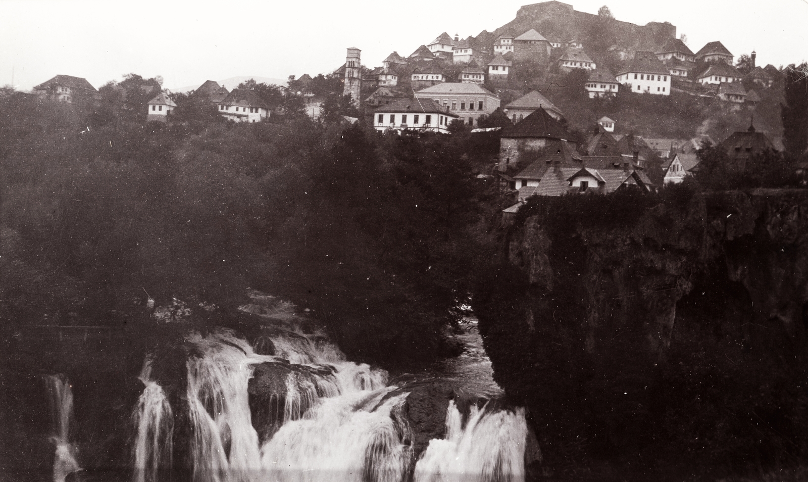 Bosznia-Hercegovina, Jajca, a vízesés, háttérben a vár., 1903, Fortepan, folyó, látkép, hegy, hegyoldal, vízesés, Fortepan #76307