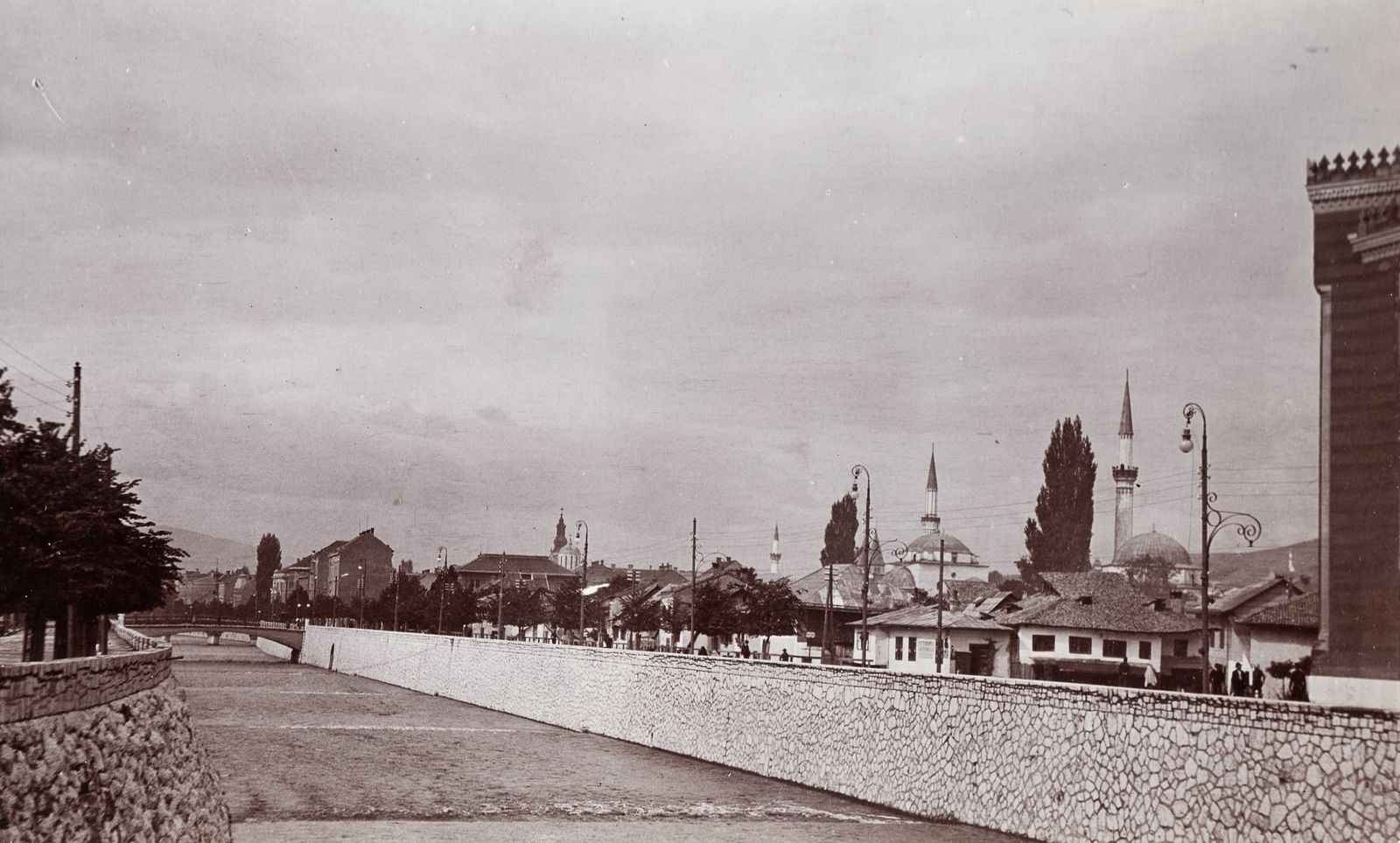 Bosnia and Herzegovina, Sarajevo, Miljacka-folyó a Városháza előtti hídról nézve., 1903, Fortepan, river, water surface, picture, shore, public building, mosque, library, Moorish architecture, Karel Pařík-design, Alexander Wittek-design, Ćiril Metod Iveković-design, Fortepan #76310