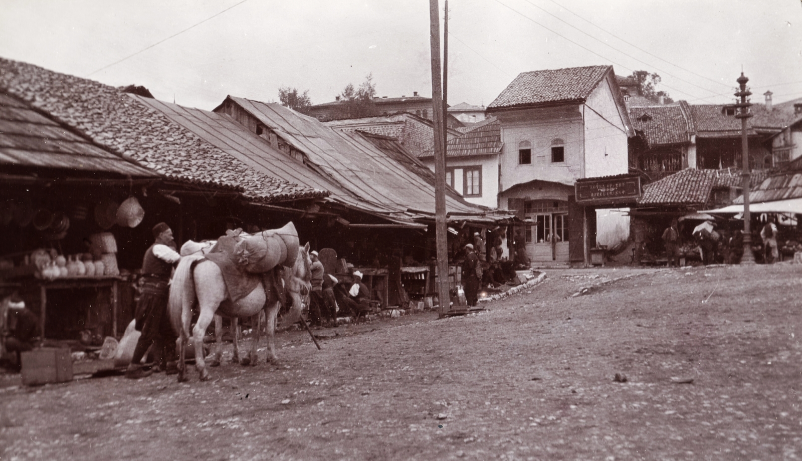 Bosznia-Hercegovina, Szarajevó, Bascarsija., 1903, Fortepan, utcakép, életkép, teherhordás, bazár, Fortepan #76315