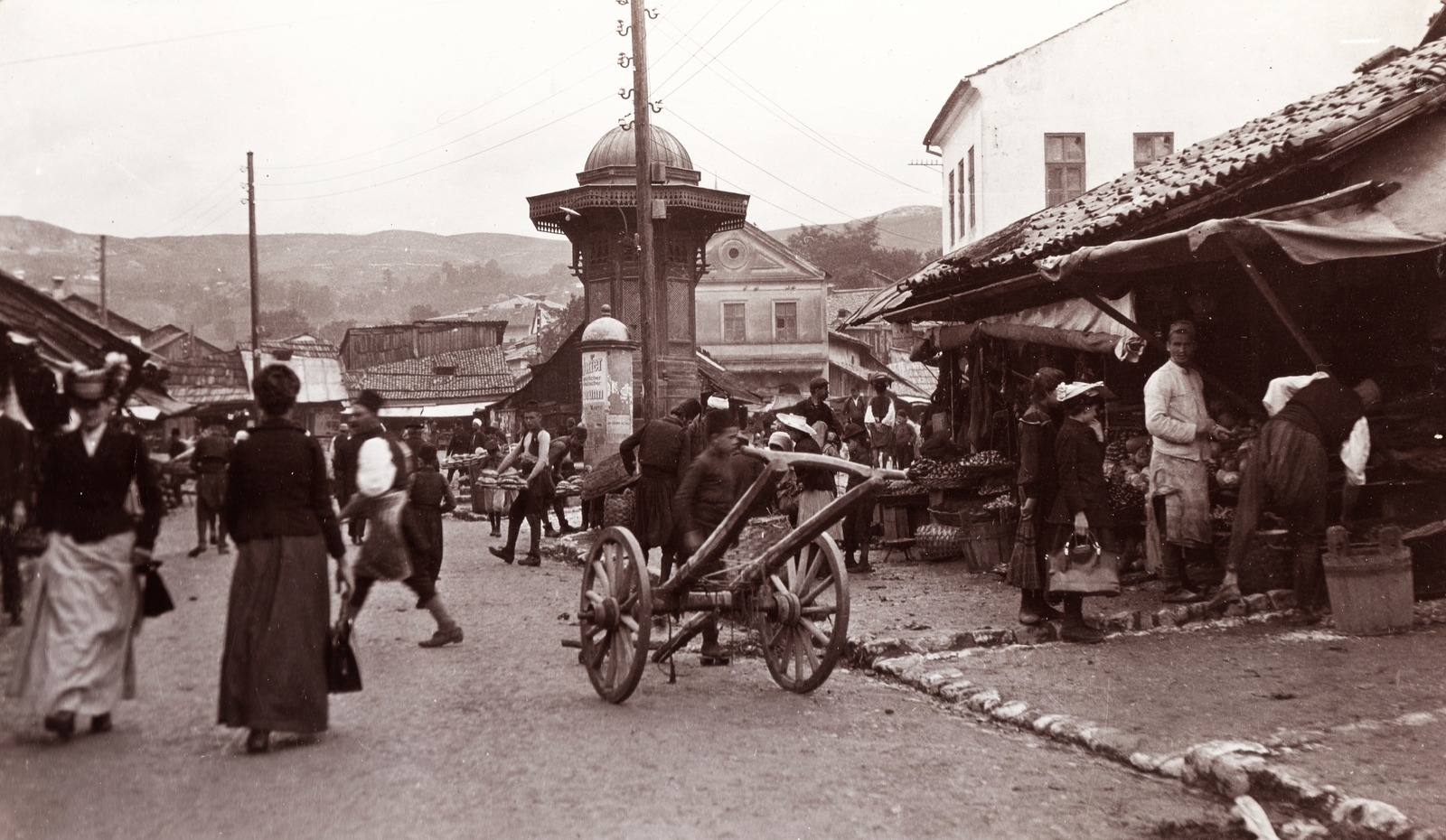 Bosznia-Hercegovina, Szarajevó, Bascarsija, középen a Sebilj kút., 1903, Fortepan, utcakép, életkép, hirdetőoszlop, sokaság, kordé, bazár, Fortepan #76316