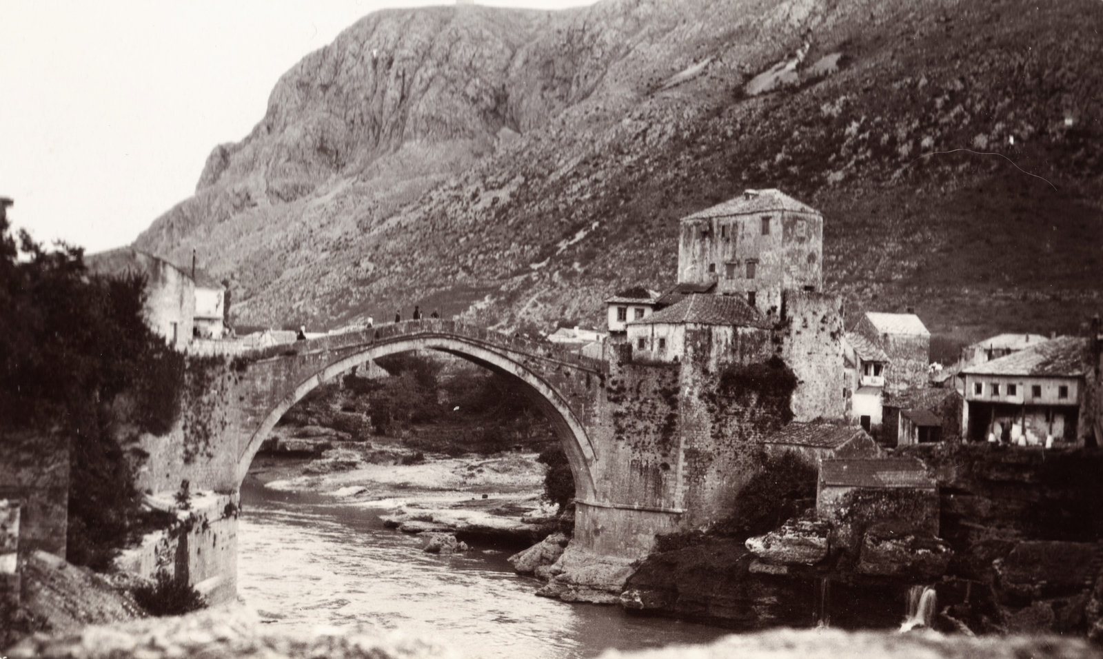 Bosnia and Herzegovina, Mostar, Öreg híd (Stari most) a Neretva folyón., 1903, Fortepan, bridge, water surface, mountain, shore, shore, hillside, arch bridge, Mimar Hajrudin-design, pointed arch, Fortepan #76325