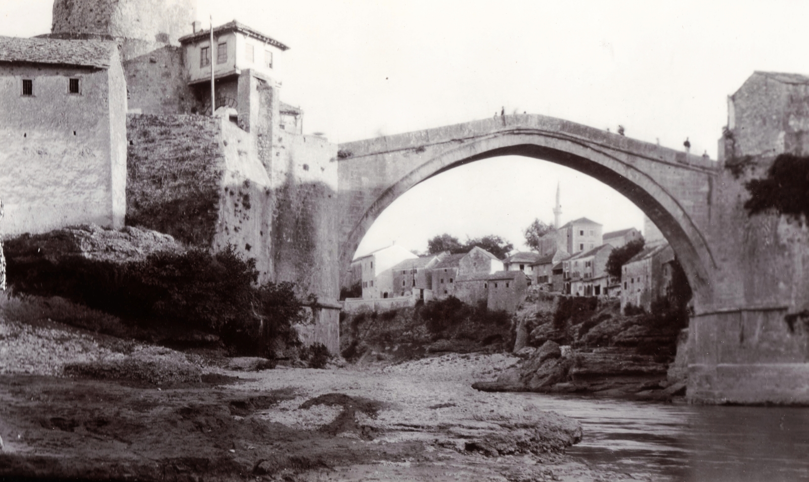 Bosznia-Hercegovina, Mostar, Öreg híd (Stari most) a Neretva folyón., 1903, Fortepan, híd, víztükör, látkép, folyópart, vízpart, minaret, ívhíd, Mimar Hajrudin-terv, csúcsív, Fortepan #76326