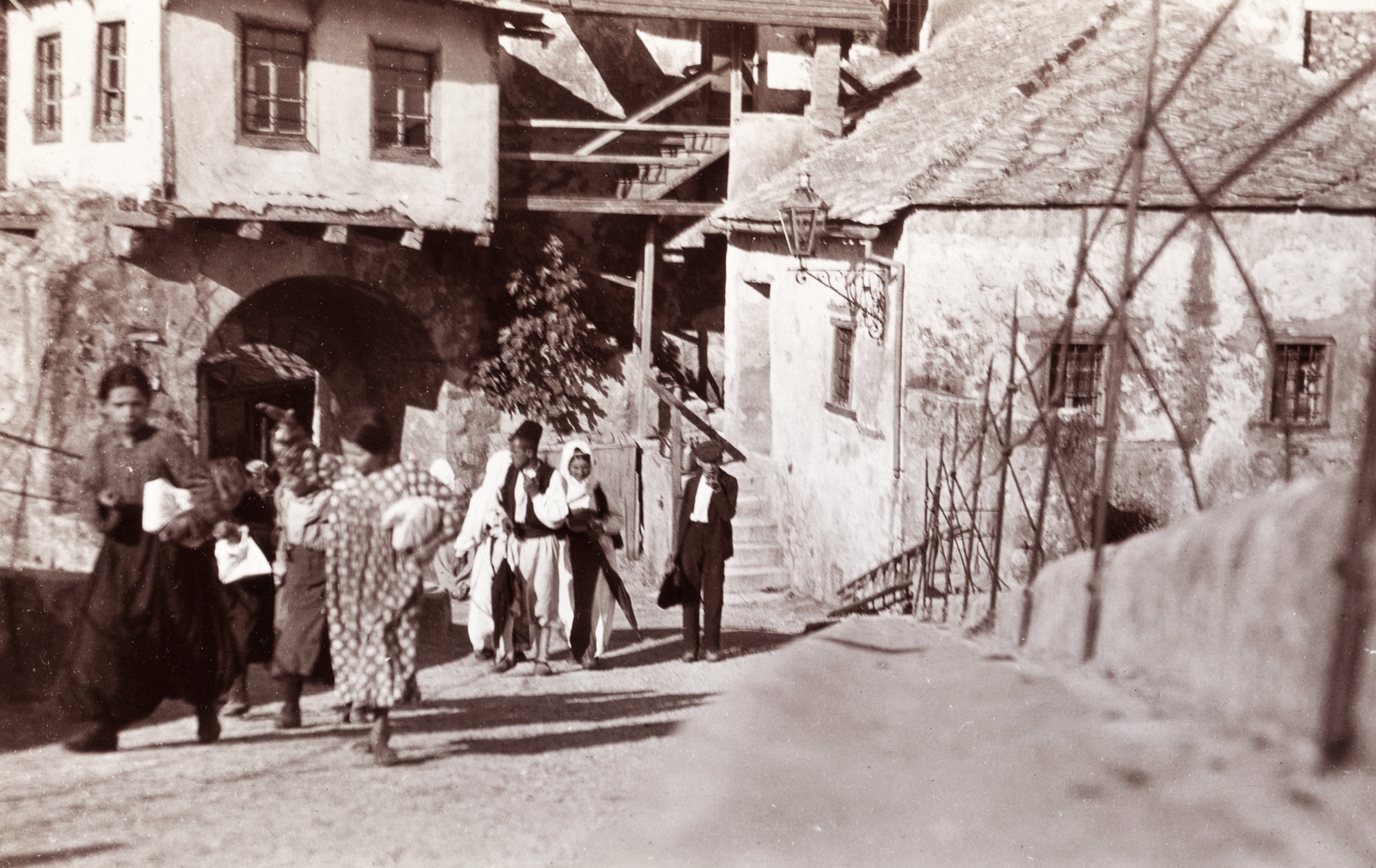 Bosznia-Hercegovina, Mostar, az Öreg híd (Stari most) hídfője a híd közepéről nézve., 1903, Fortepan, utcakép, életkép, ívhíd, Mimar Hajrudin-terv, Fortepan #76329