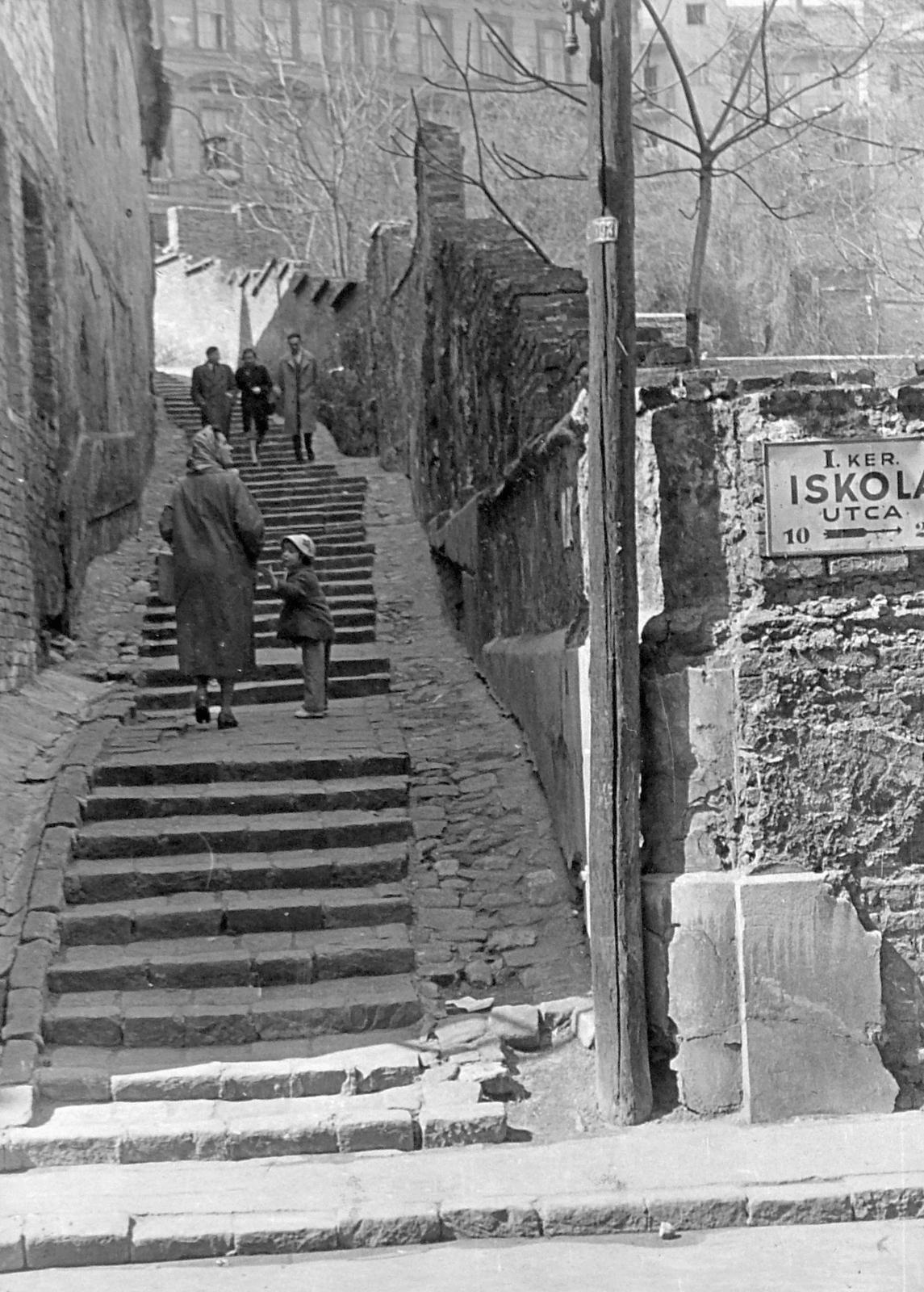 Magyarország, Víziváros, Budapest I., Donáti lépcső, Donáti utca és az Iskola utca között., 1958, Fortepan, lépcső, utcanévtábla, Budapest, járókelő, Fortepan #7633