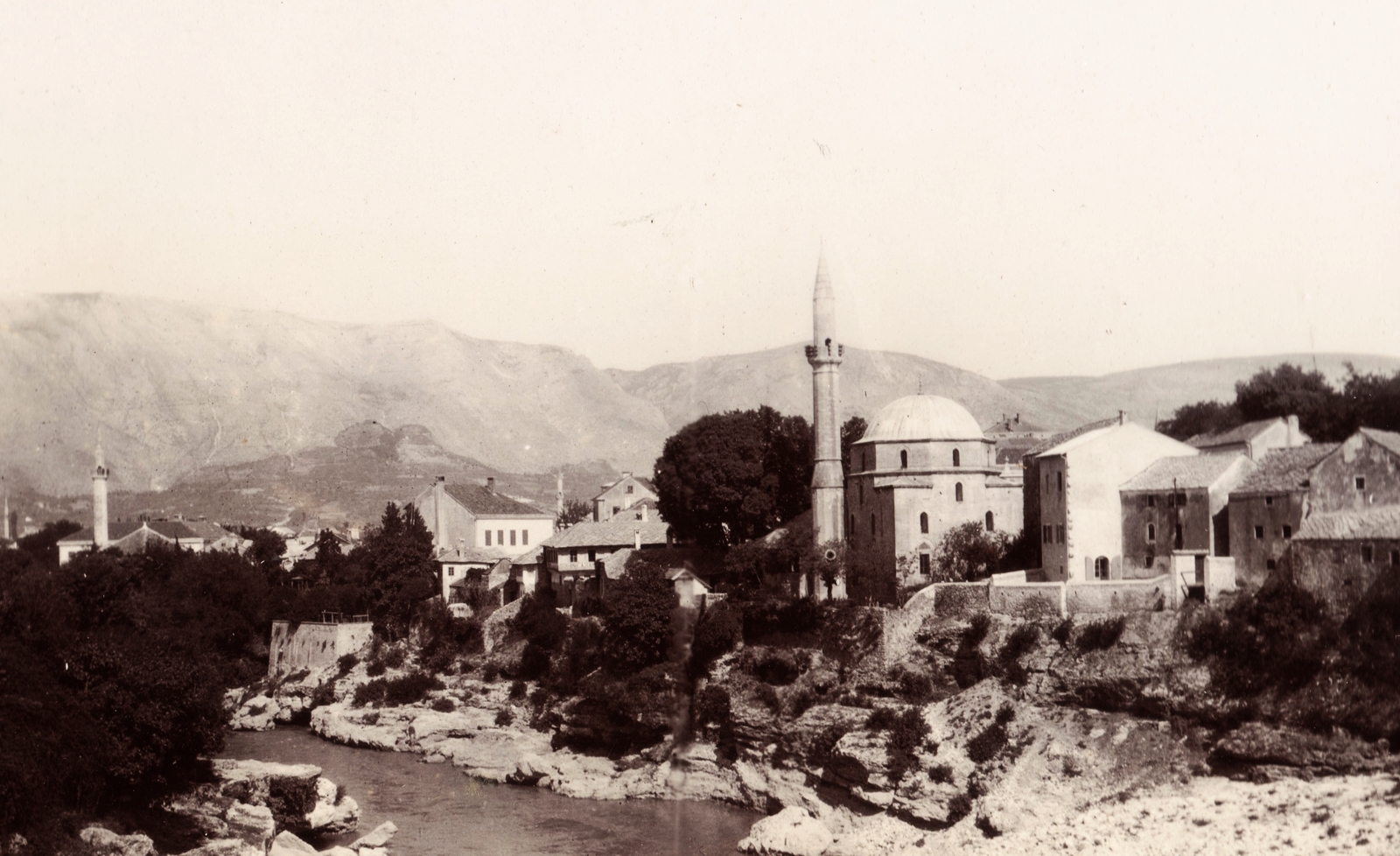 Bosznia-Hercegovina, Mostar, Mehmed pasa dzsámija a Neretva folyó partján., 1903, Fortepan, folyó, víztükör, látkép, hegy, folyópart, minaret, Fortepan #76342