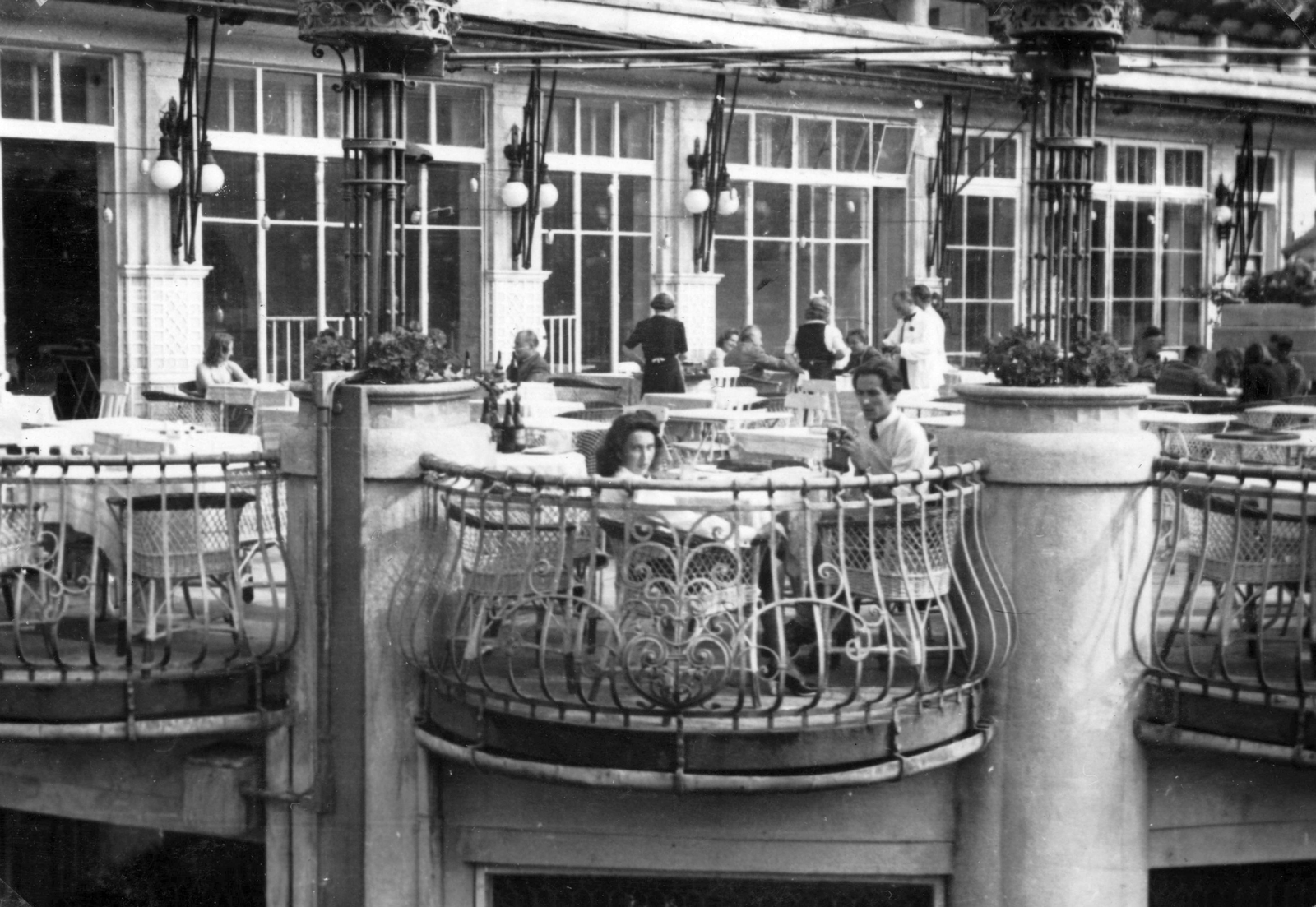 Hungary, Budapest XI., Gellért Gyógyfürdő, terasz., 1949, Vojnich Pál, Budapest, lady, gentleman, waiter, railing, wicker chair, terrace, Fortepan #76364