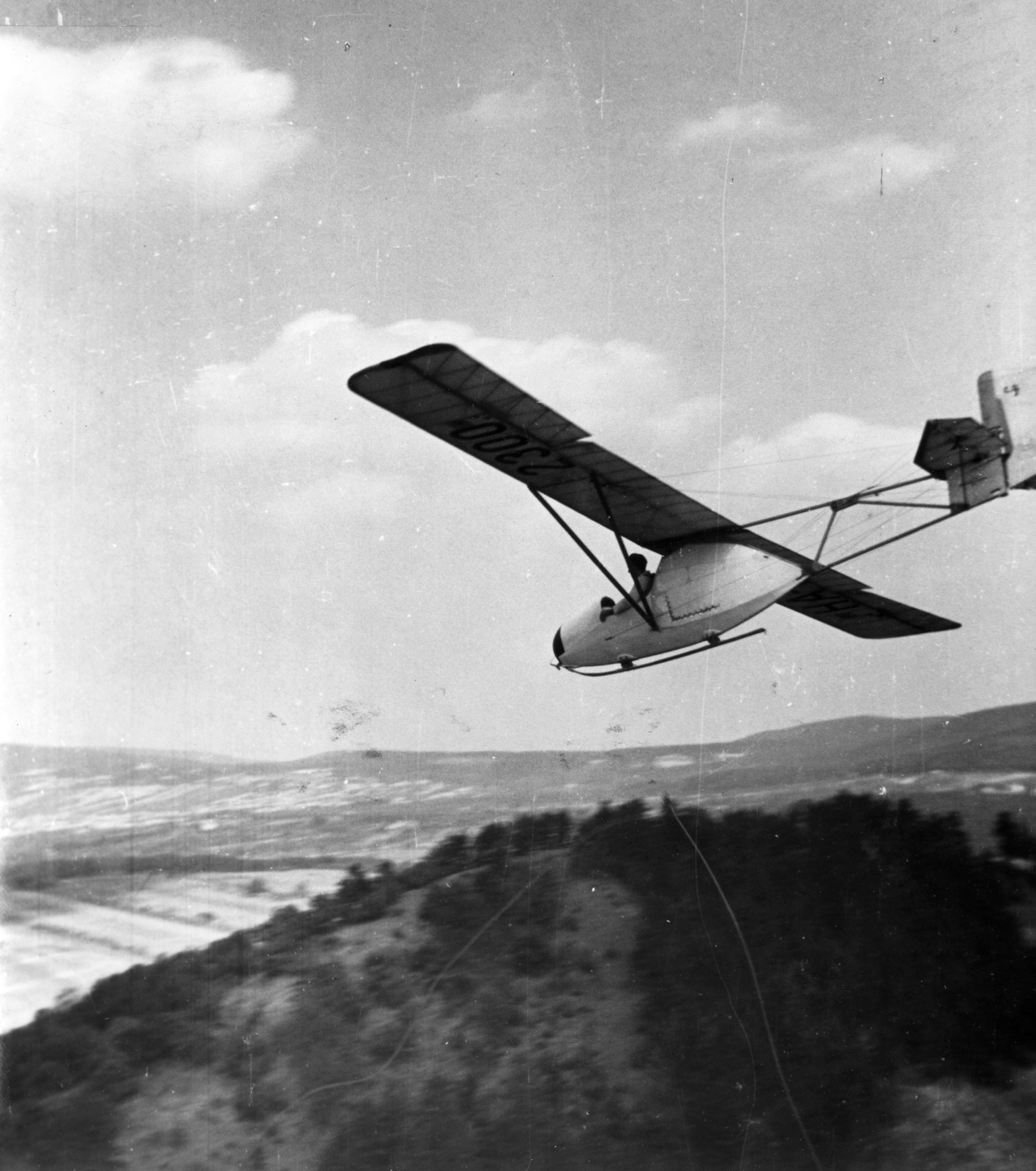 Hungary, Budaörs, kilátás a Szekrényes-hegyről Budakeszi felé., 1949, Vojnich Pál, airplane, sailplane, Fortepan #76366