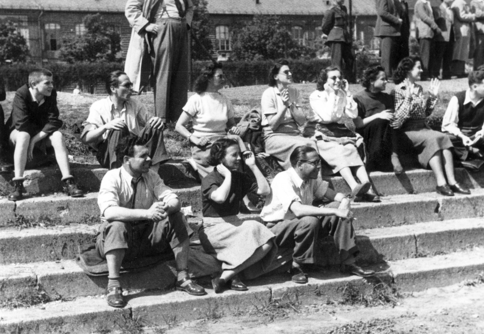1950, Vojnich Pál, shades, audience, pitch, Fortepan #76379