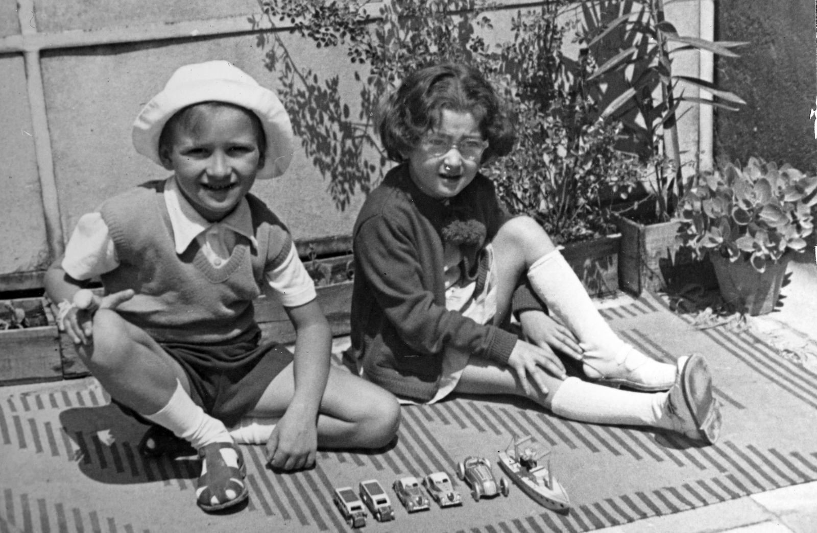 Hungary, Budapest V., Galamb utca 5., 1950, Vojnich Pál, model car, toy ship, Budapest, girl, kid, Fortepan #76383