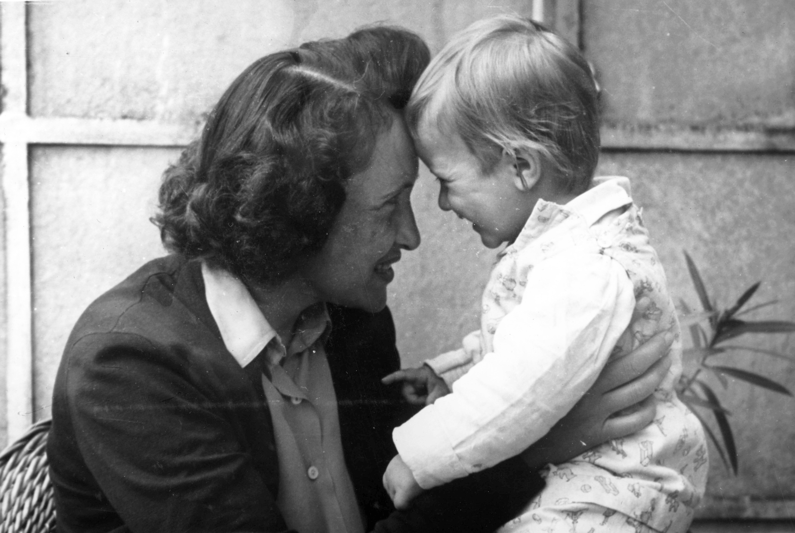 Magyarország, Budapest V., Galamb utca 5., 1951, Vojnich Pál, Budapest, kézben tartani, gyerek, nevetés, Fortepan #76393