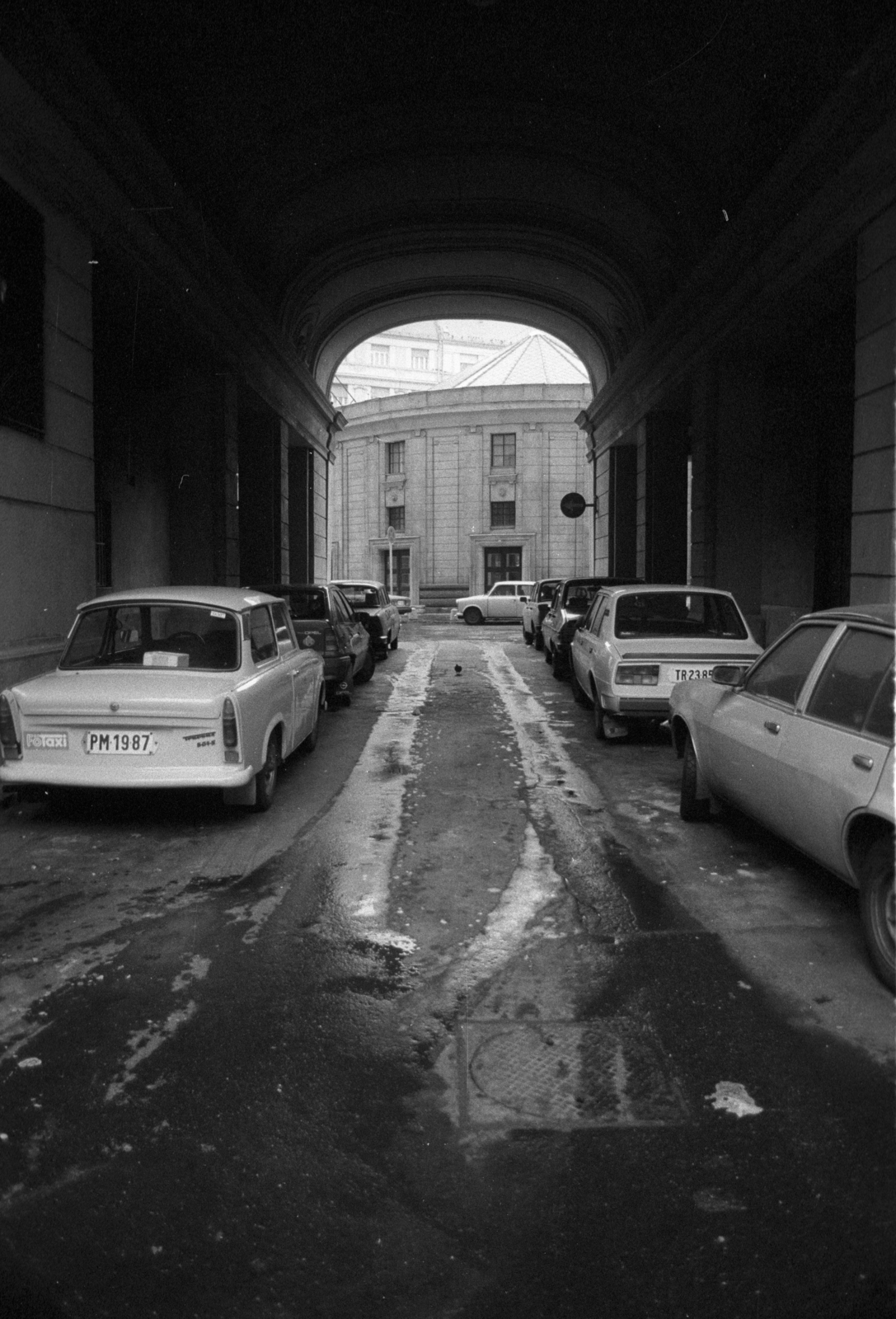 Hungary, Budapest VIII., átjáró az Üllői út felől a Corvin (Kisfaludy) köz felé., 1990, Erdei Katalin, Czechoslovak brand, German brand, Trabant-brand, Skoda-brand, number plate, Budapest, Fortepan #76415