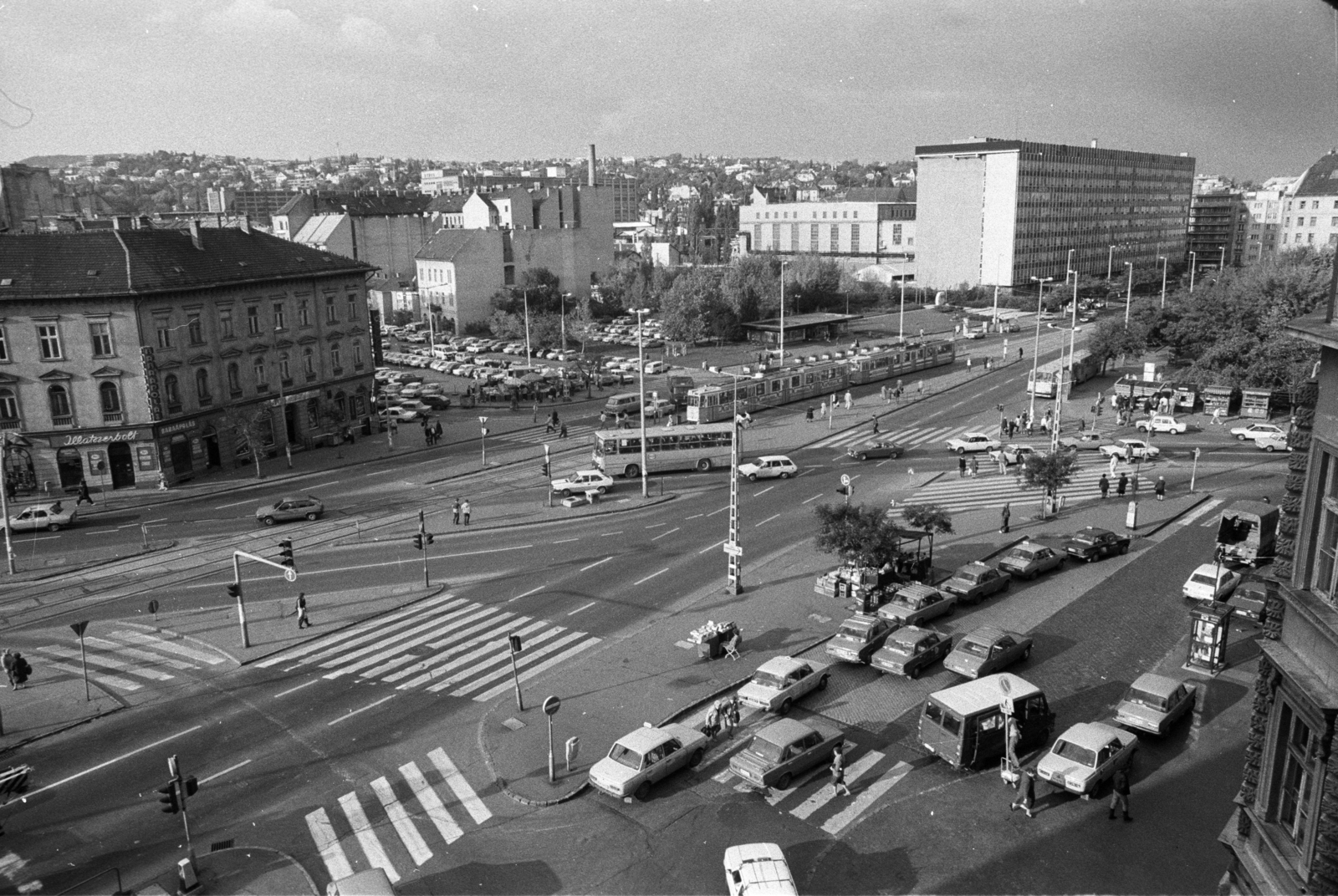 Magyarország, Budapest I.,Budapest II., Széna tér az Ostrom utcából nézve, szemben a Retek utca és a Lövőház utca torkolata. Háttérben a Rózsadomb., 1990, Erdei Katalin, útkereszteződés, Budapest, gyalogátkelő, Fortepan #76424