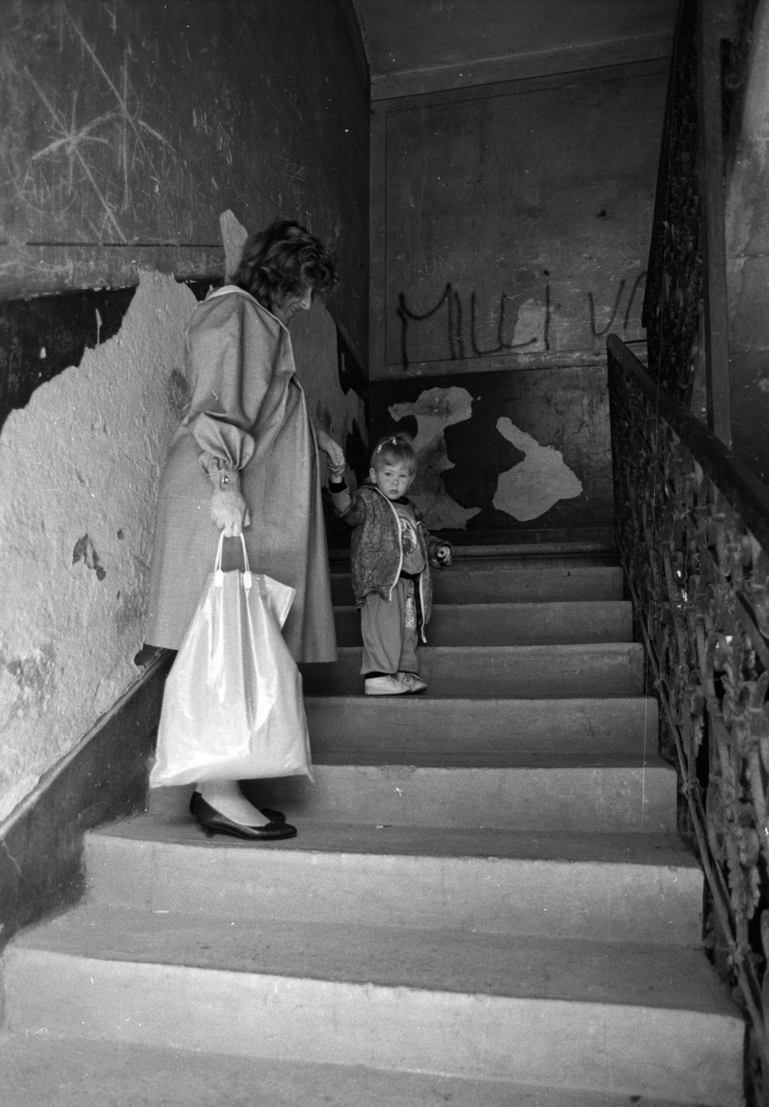 Magyarország, Budapest VIII., Nap utca 19., 1990, Erdei Katalin, szegénység, nő, gyerek, graffiti, lépcsőház, szatyor, Budapest, nyomor, visszanézés, Fortepan #76429