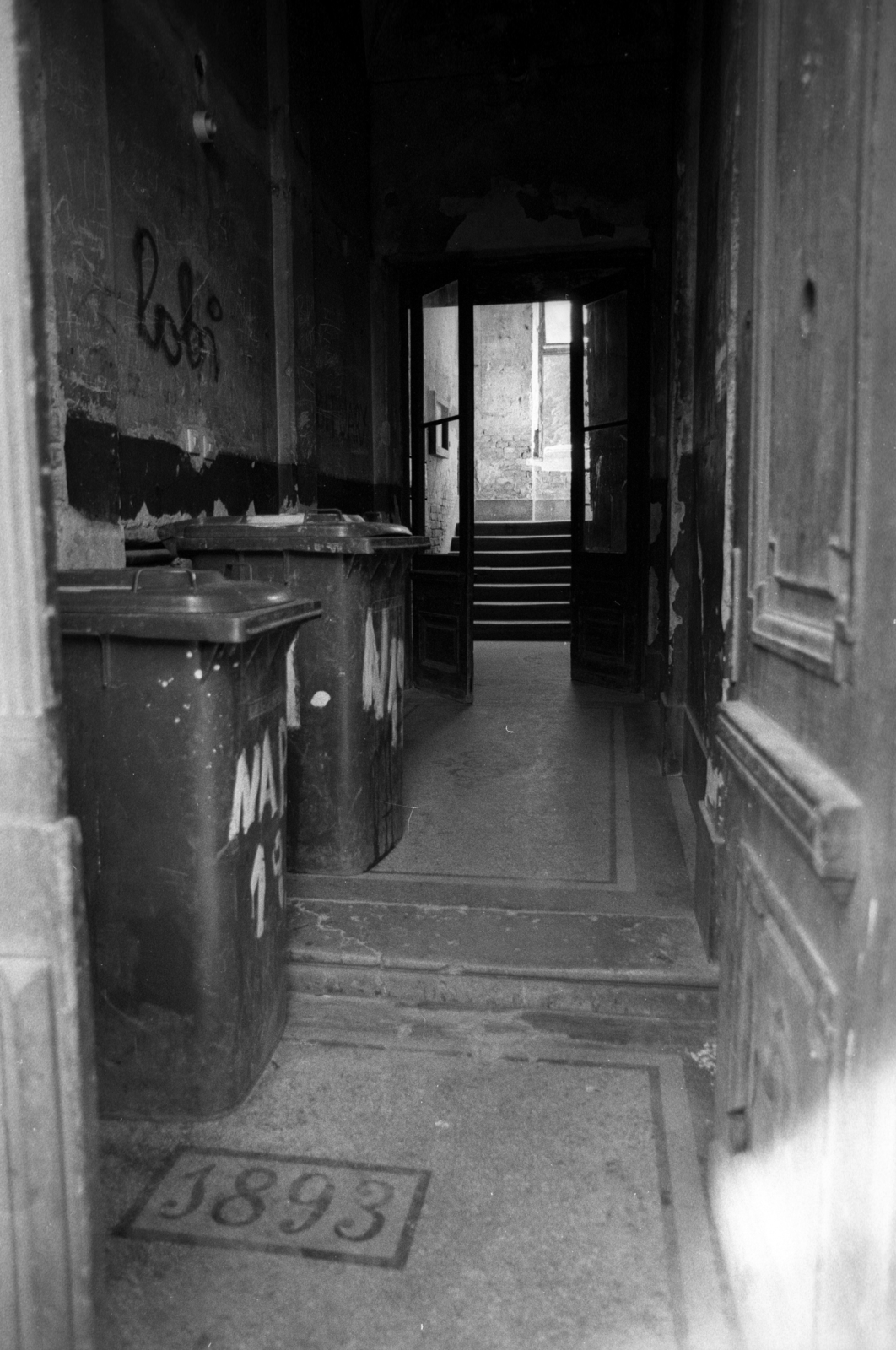 Magyarország, Budapest VIII., Nap utca 19., 1990, Erdei Katalin, kuka, graffiti, Budapest, bejárat, Fortepan #76435