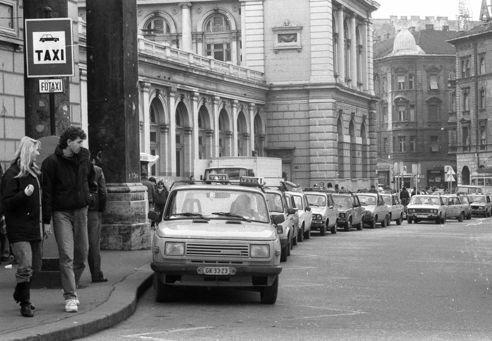 Magyarország, Budapest VIII., Baross tér a Keleti pályaudvar indulási oldalánál., 1990, Erdei Katalin, taxi, Wartburg-márka, taxiállomás, rendszám, Budapest, Főtaxi, Fortepan #76442