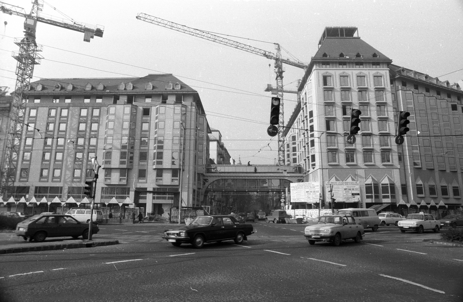Magyarország, Budapest V.,Budapest IX., Kálvin tér az Üllői út torkolatától a Kecskeméti utca felé nézve., 1990, Erdei Katalin, közlekedés, útkereszteződés, utcakép, daru, Budapest, Fortepan #76452