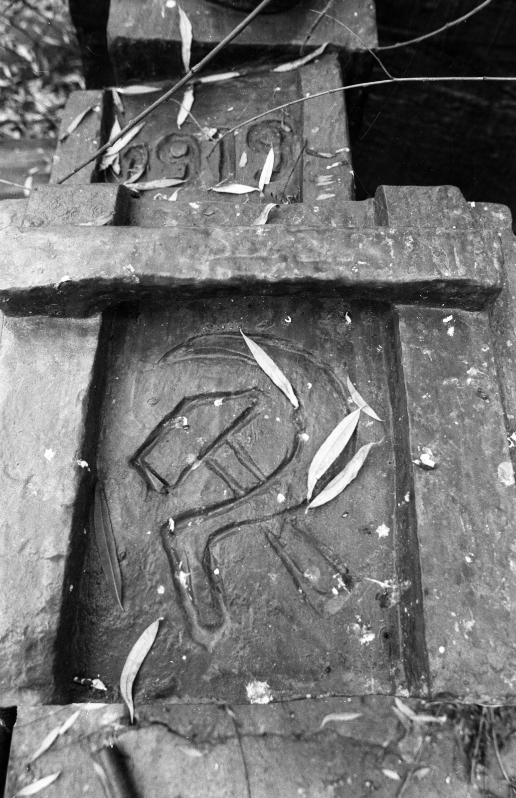 Hungary, Sülysáp, a Budapest Galéria telepe., 1990, Erdei Katalin, monument, Hungarian Soviet Republic, symbol, Fortepan #76469