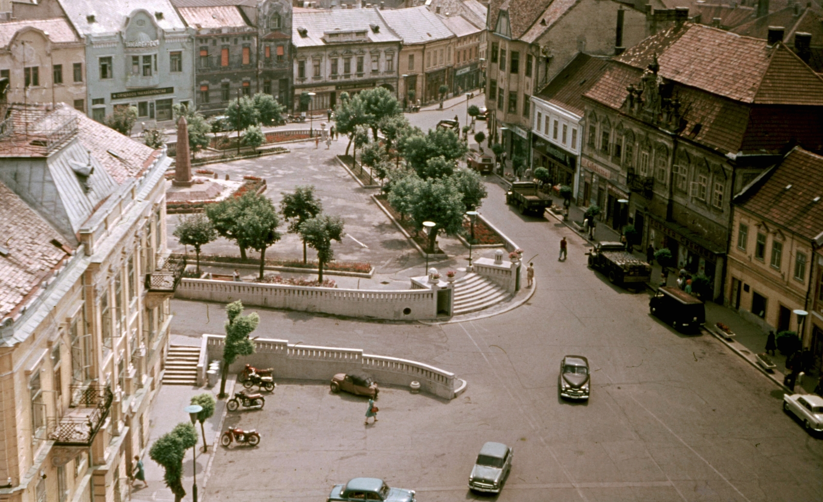 Hungary, Veszprém, kilátás a Tűztoronyból az Óváros (Vöröshadsereg) térre., 1966, Herth Viktória dr, Bodó Emma, colorful, motorcycle, monument, commercial vehicle, street view, genre painting, stairs, lamp post, automobile, Velorex-brand, Soviet memorial, Fortepan #76476