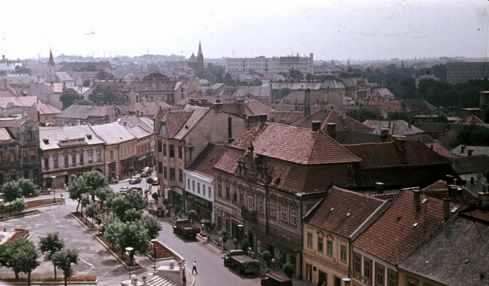 Magyarország, Veszprém, kilátás a Tűztoronyból, előtérben az Óváros (Vöröshadsereg) tér., 1966, Herth Viktória dr, Bodó Emma, színes, park, teherautó, utcakép, városkép, életkép, lámpaoszlop, kilátás, automobil, Fortepan #76477