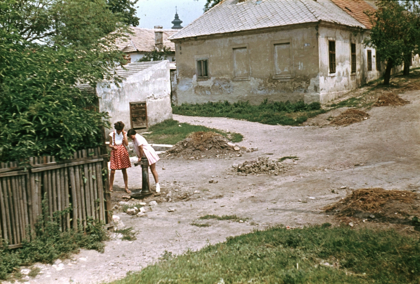 Hungary, Veszprém, Galamb (Táborállás) utca - Csutorás utca sarok. Balra a Giricses-lépcső., 1966, Herth Viktória dr, Bodó Emma, colorful, street view, lath fence, Fortepan #76484