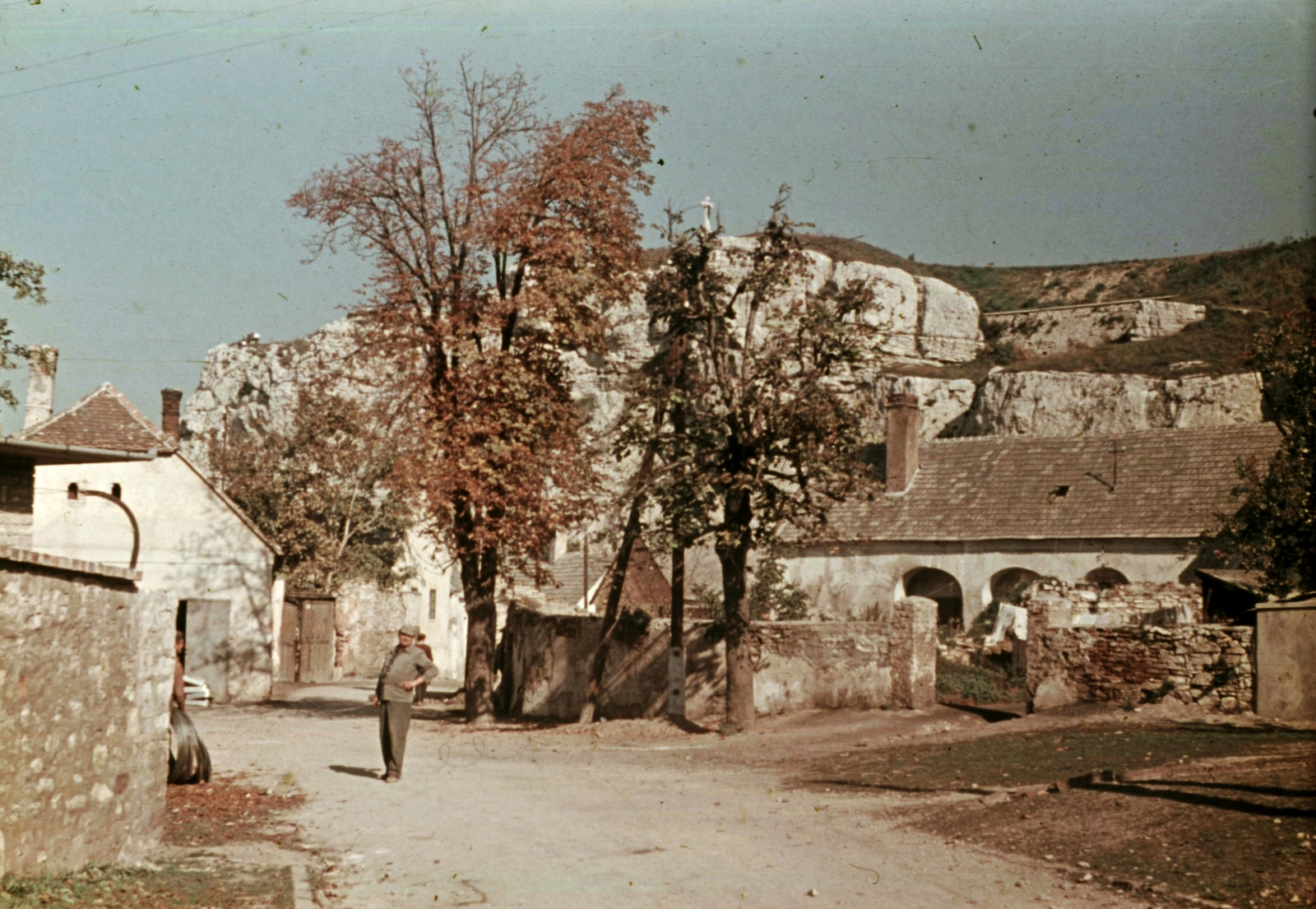 Hungary, Veszprém, Kollégium utca, szemben a Benedek-hegy., 1966, Herth Viktória dr, Bodó Emma, colorful, street view, pylon, Fortepan #76490