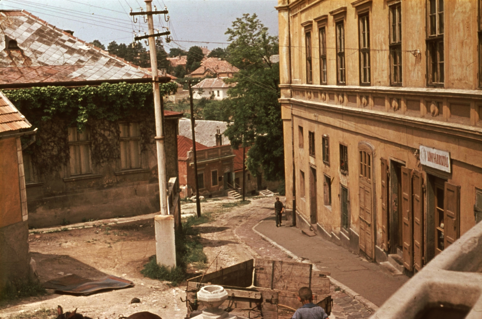 Hungary, Veszprém, Sziklai János utca az Óváros (Vörös Hadsereg) térről nézve., 1966, Herth Viktória dr, Bodó Emma, colorful, Horse-drawn carriage, street view, book store, pylon, Fortepan #76496