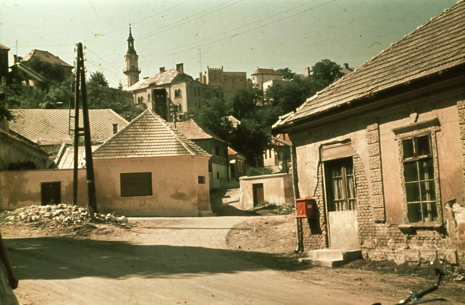 Hungary, Veszprém, Fenyves utca - Buhim (Vörös Csillag) utca - Deák Ferenc utca találkozása szemben az Ányos Pál utca torkolata, fenn a Tűztorony., 1966, Herth Viktória dr, Bodó Emma, colorful, street view, letter box, pylon, Fortepan #76498