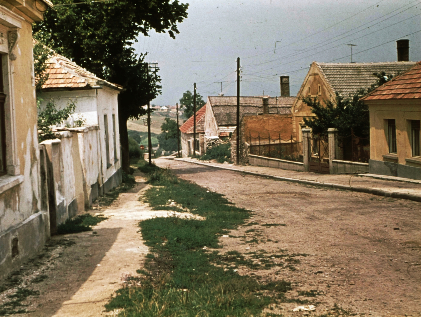 Hungary, Veszprém, Malom utca a a Csutorás utca írányába nézve., 1966, Herth Viktória dr, Bodó Emma, colorful, street view, pylon, Fortepan #76501