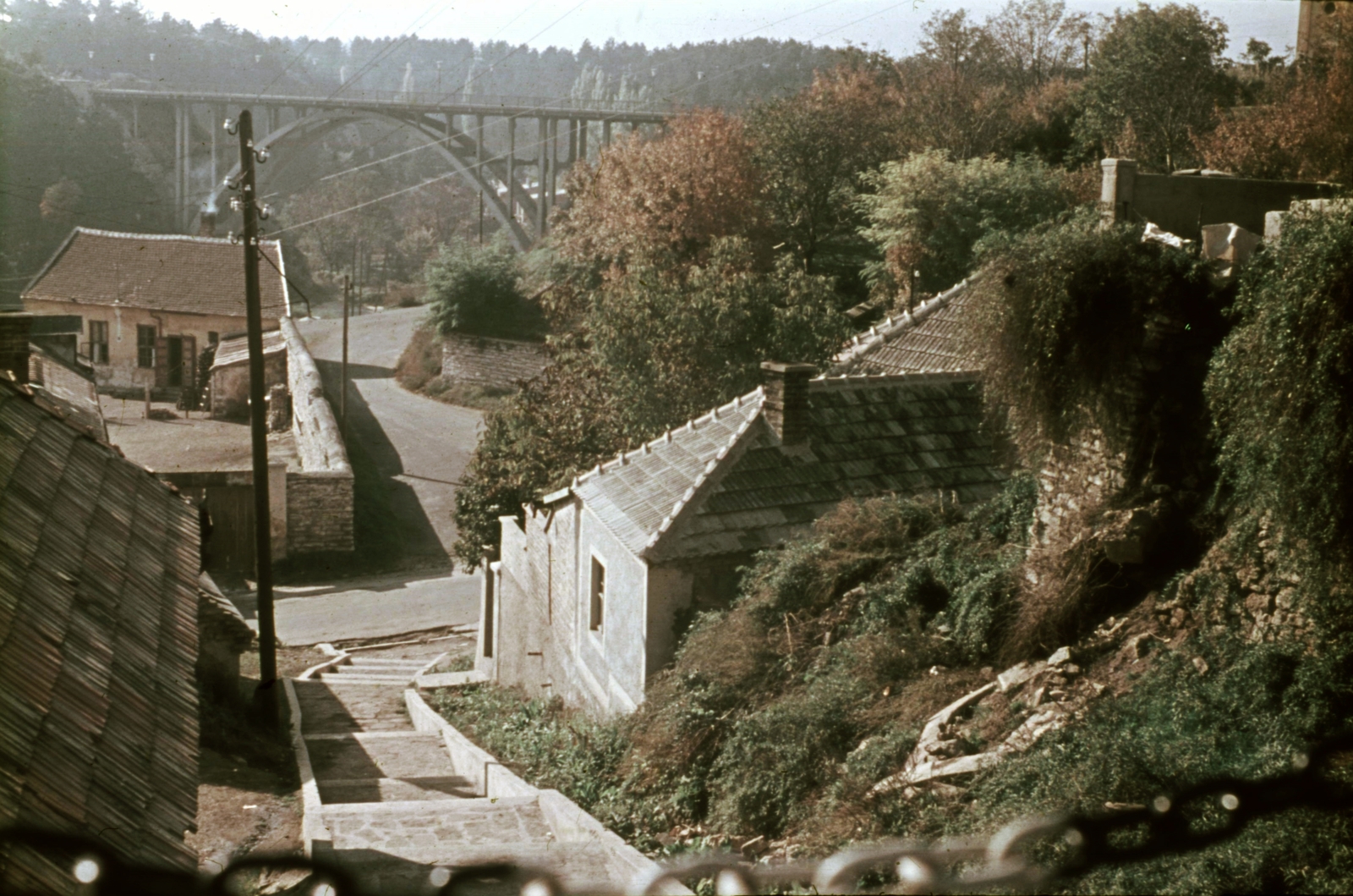 Magyarország, Veszprém, a Huszár utcából az Eszterházy Antal (Szabad nép) utcához vezető lépcső, szemben a Viadukt., 1966, Herth Viktória dr, Bodó Emma, színes, híd, utcakép, villanyoszlop, ívhíd, Fortepan #76502