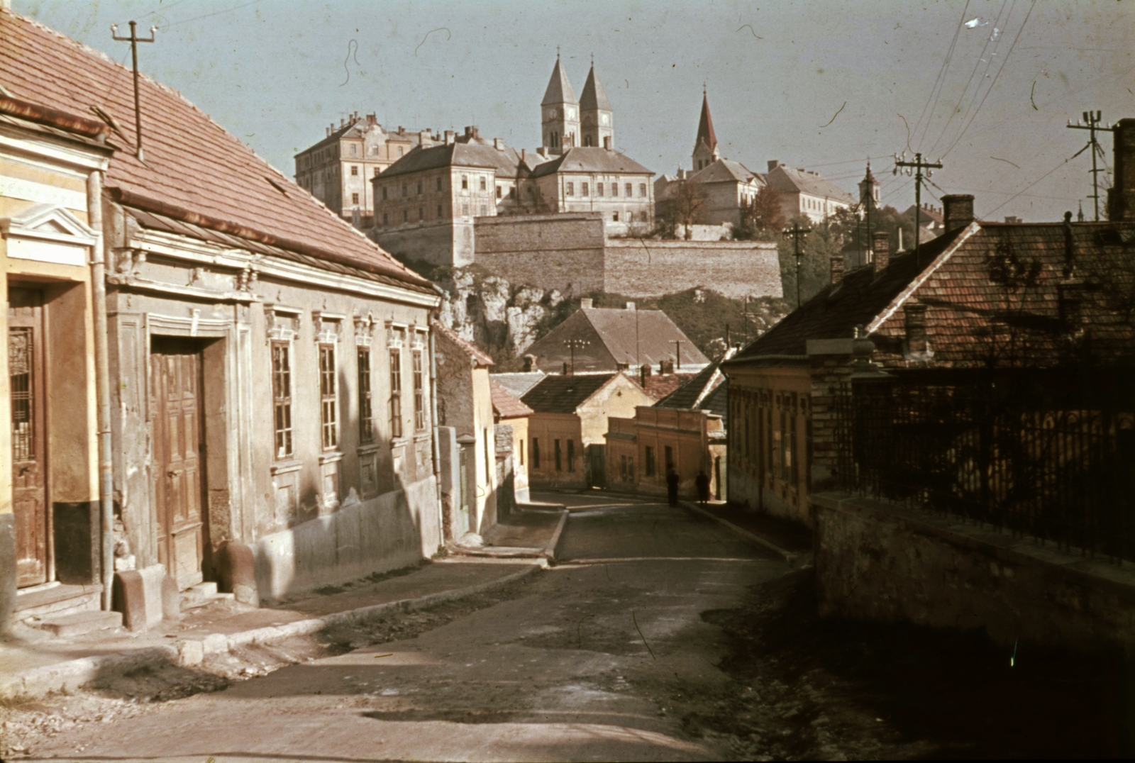 Hungary, Veszprém, Eszterházy Antal (Szabad nép) utca a Vár felé nézve., 1966, Herth Viktória dr, Bodó Emma, colorful, street view, pylon, Fortepan #76503