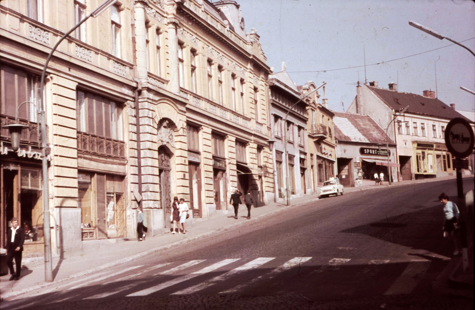 Hungary, Veszprém, a Kossuth Lajos utca (mára lebontott) házsora a Brusznyai Árpád utca (Bajcsy-Zsilinszky út) felől nézve., 1966, Herth Viktória dr, Bodó Emma, colorful, street view, pylon, Fortepan #76523