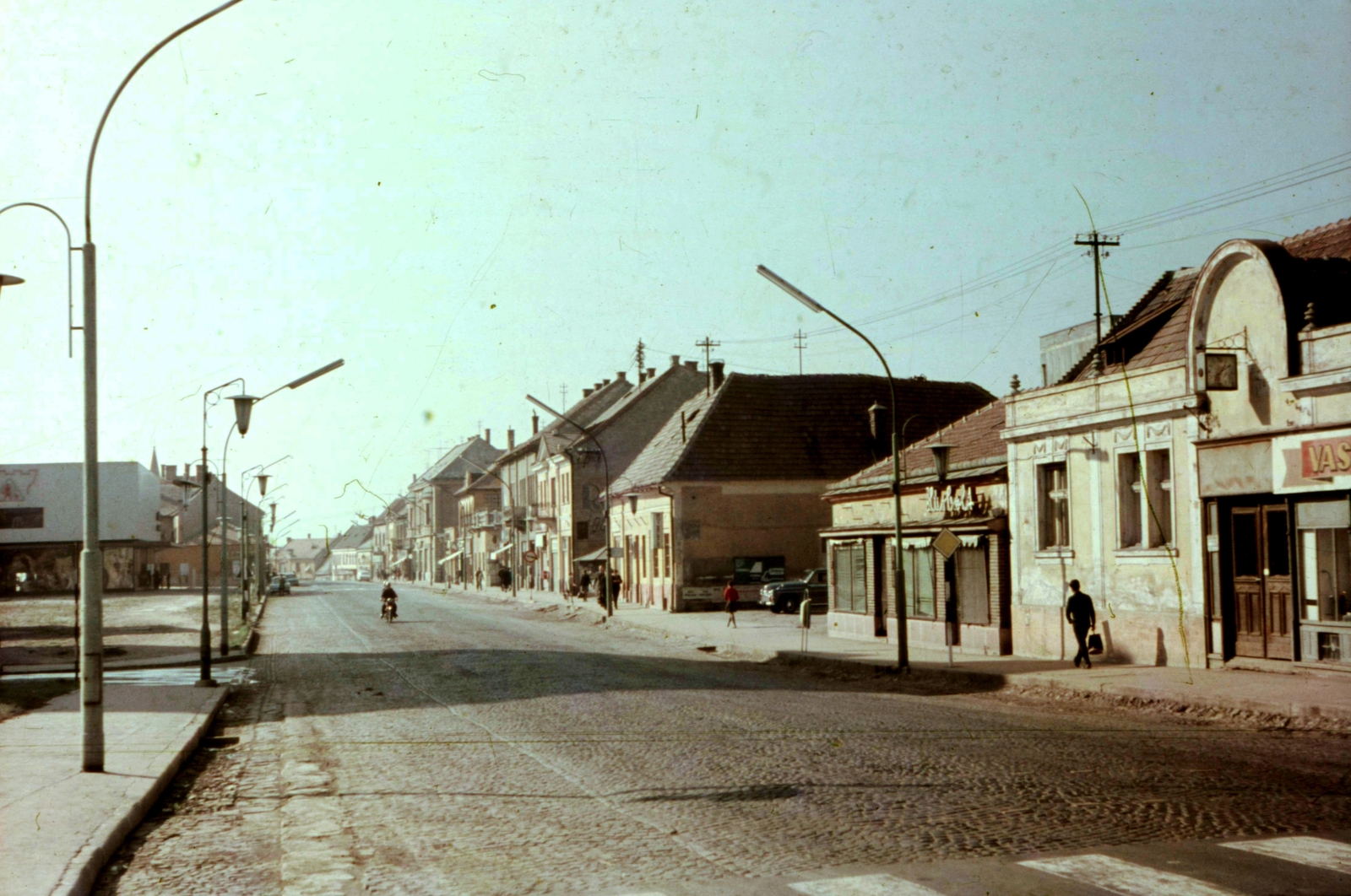 Hungary, Veszprém, Kossuth Lajos utca, jobbra a házsor helyén ma a "Lordok Háza" áll., 1968, Herth Viktória dr, Bodó Emma, colorful, street view, lamp post, Fortepan #76530